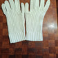 Paires de gants vintage en coton blanc.