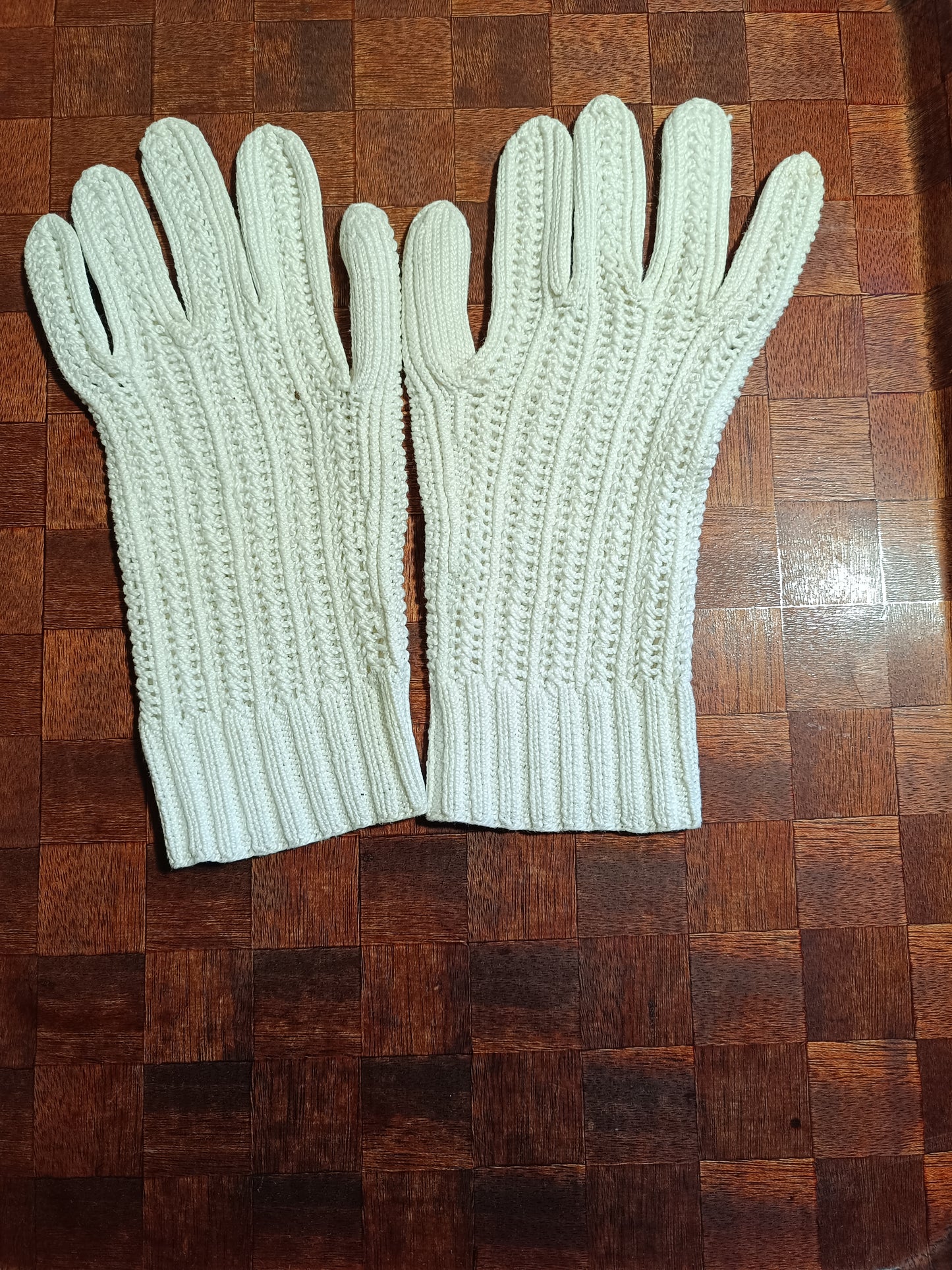 Paires de gants vintage en coton blanc.