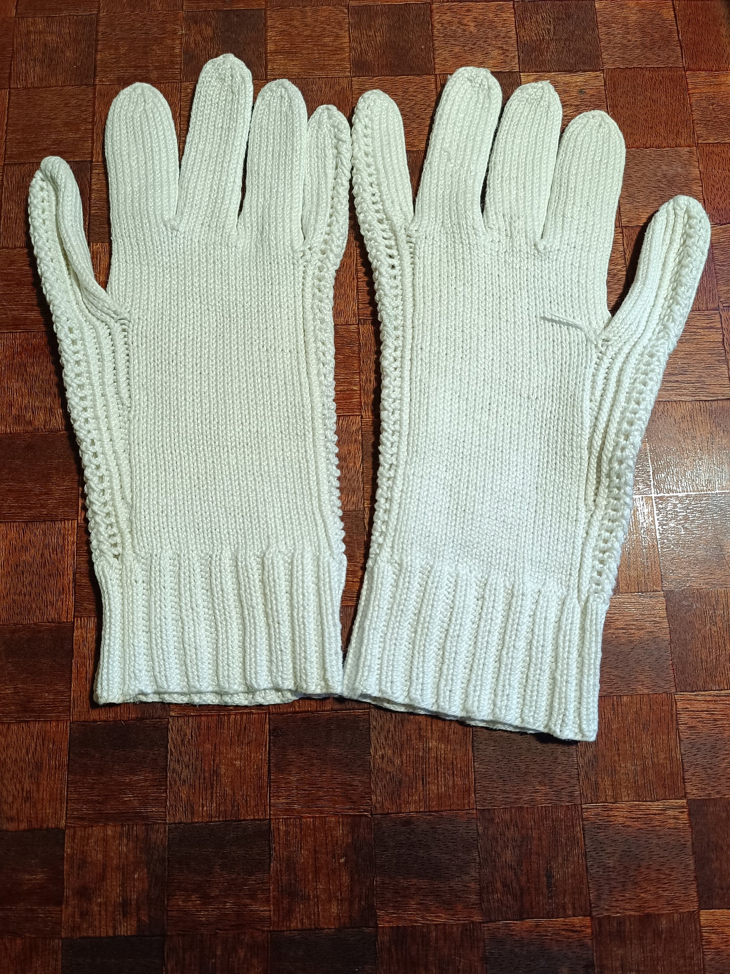 Paires de gants vintage en coton blanc.