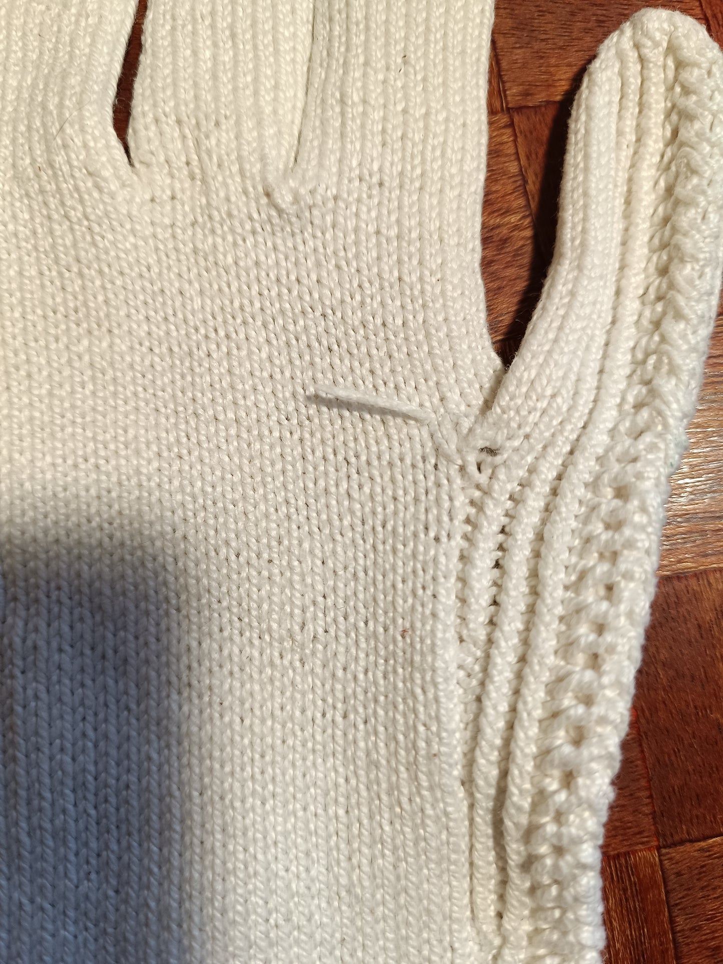 Paires de gants vintage en coton blanc.