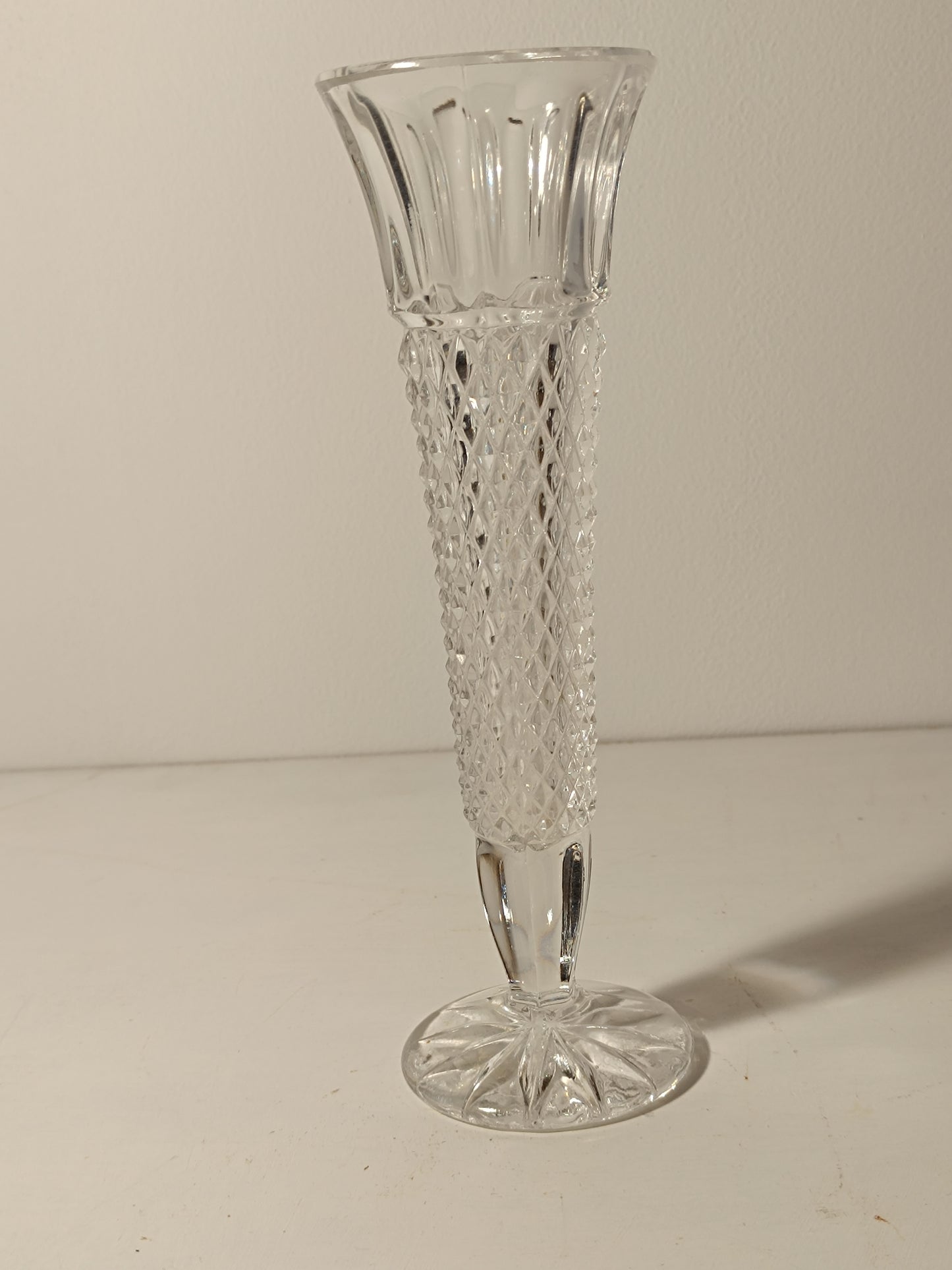 Ancien soliflore en cristal ciselé.
