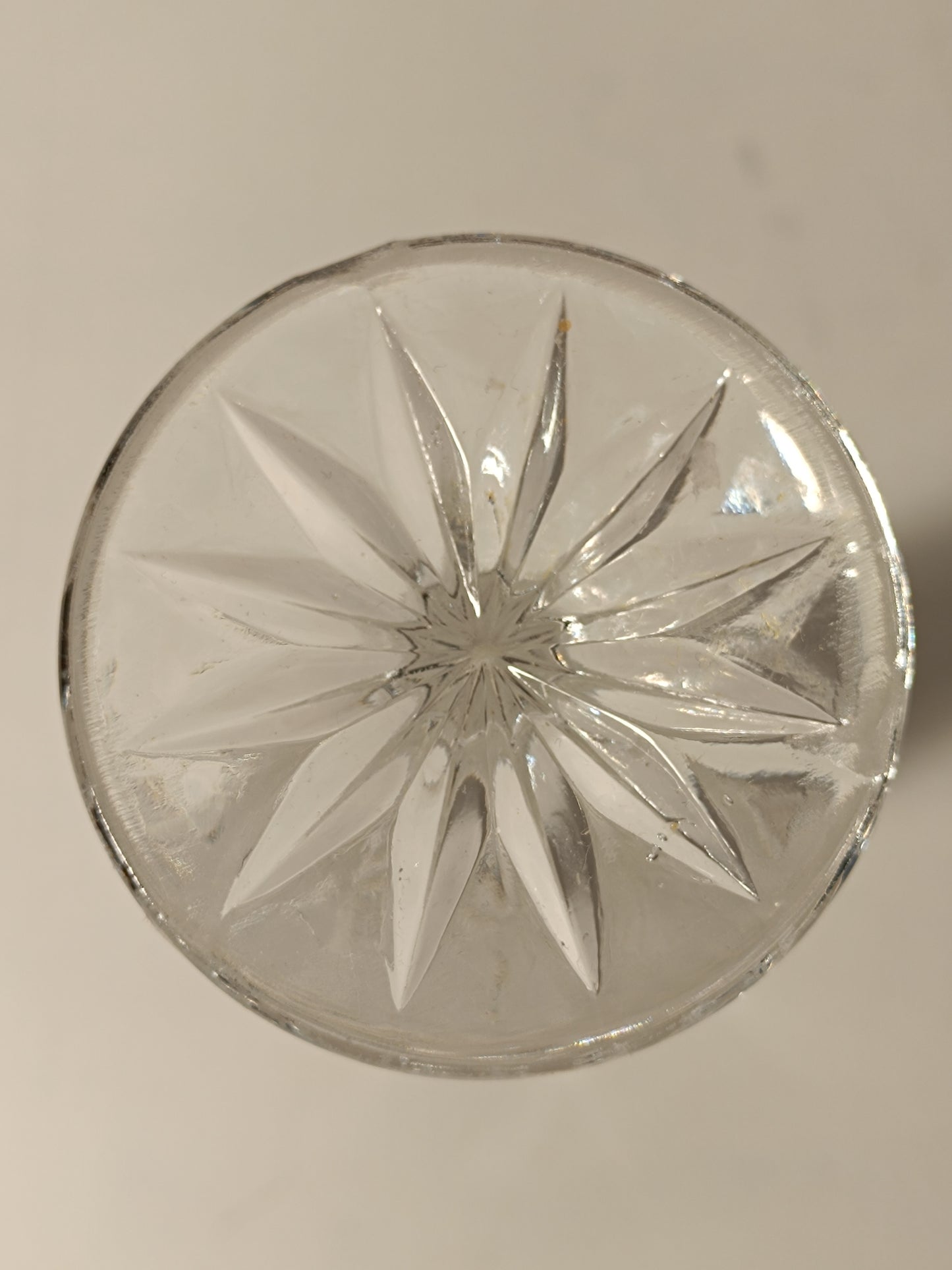 Ancien soliflore en cristal ciselé.
