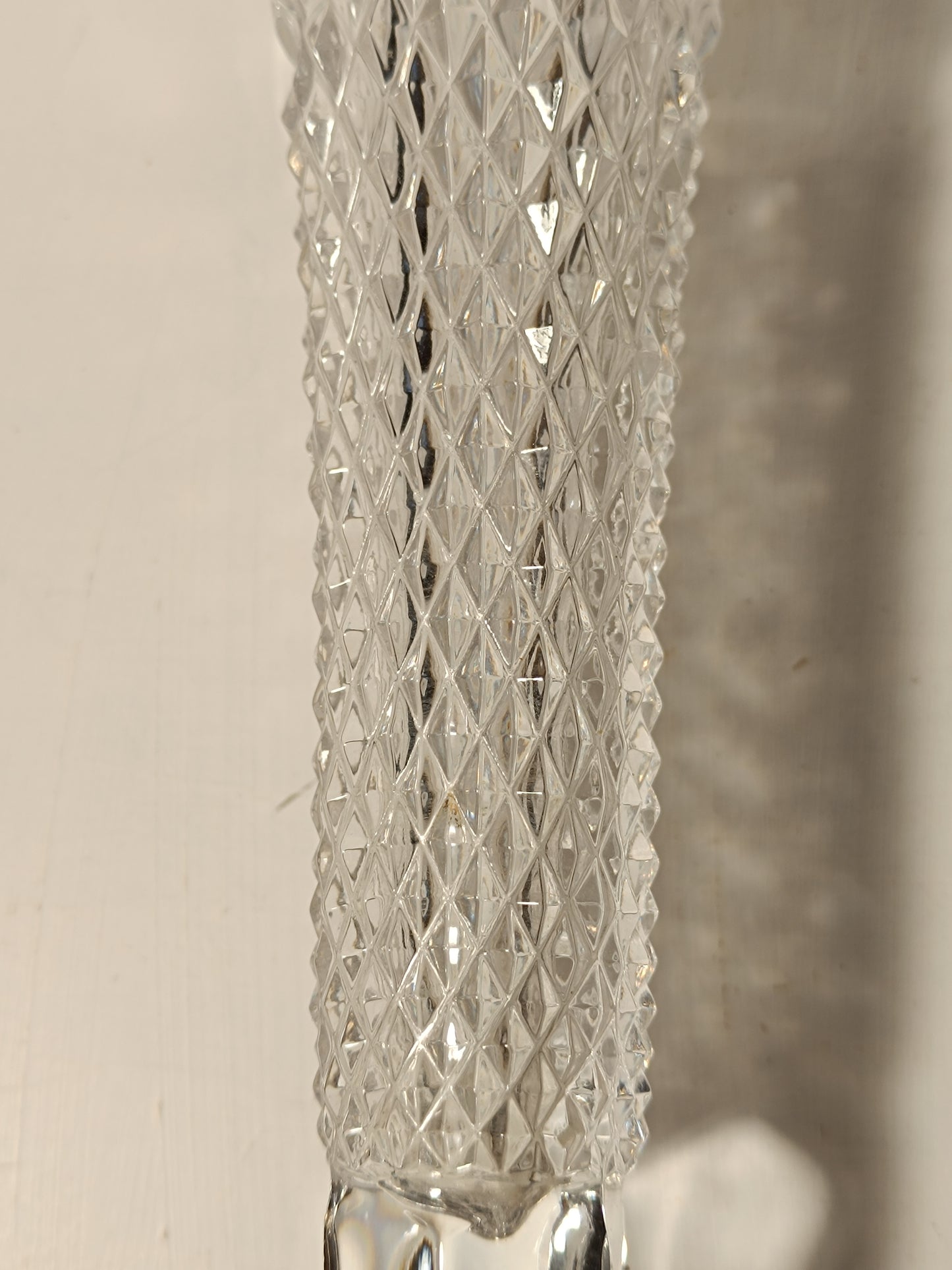 Ancien soliflore en cristal ciselé.