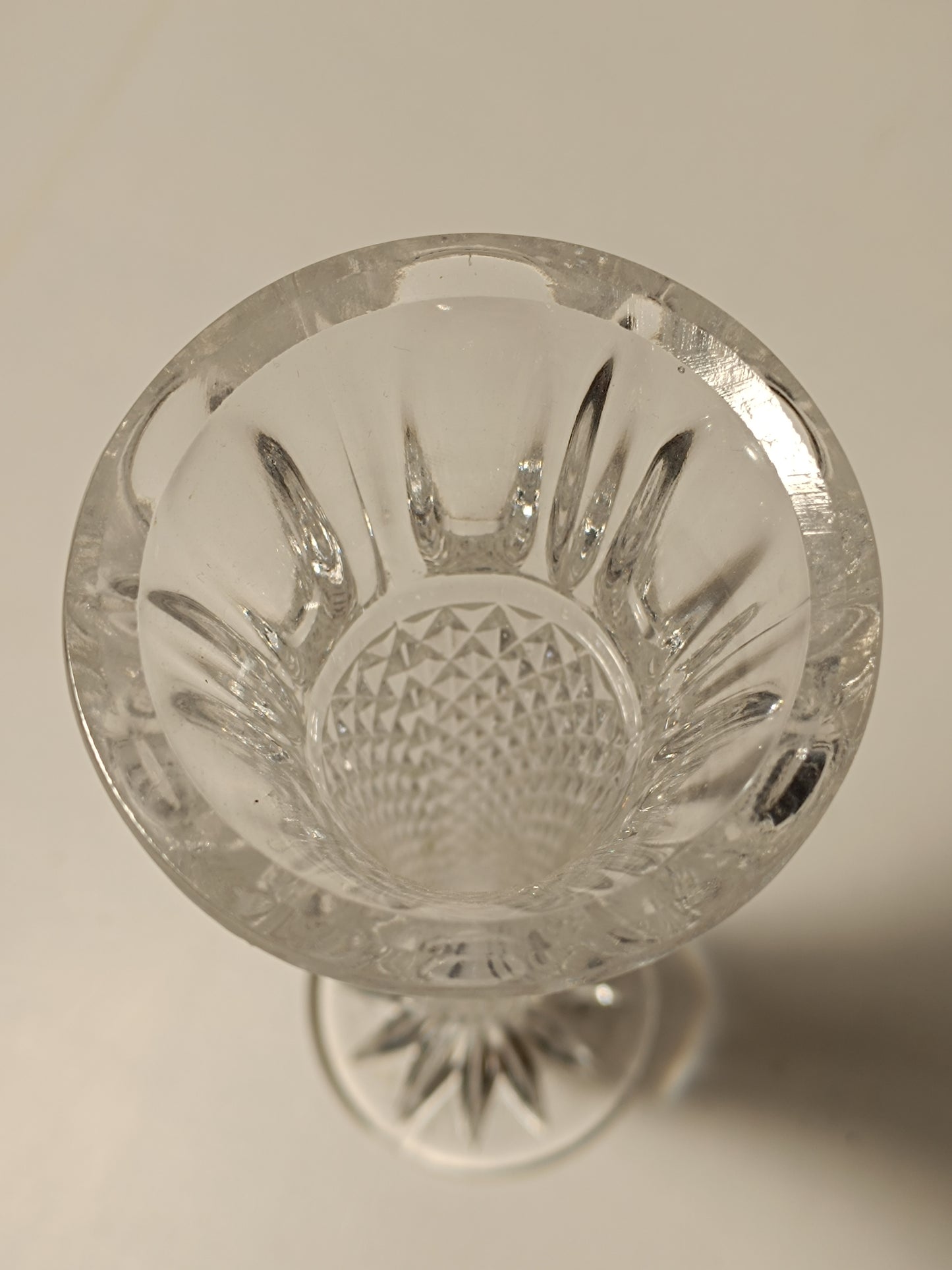 Ancien soliflore en cristal ciselé.