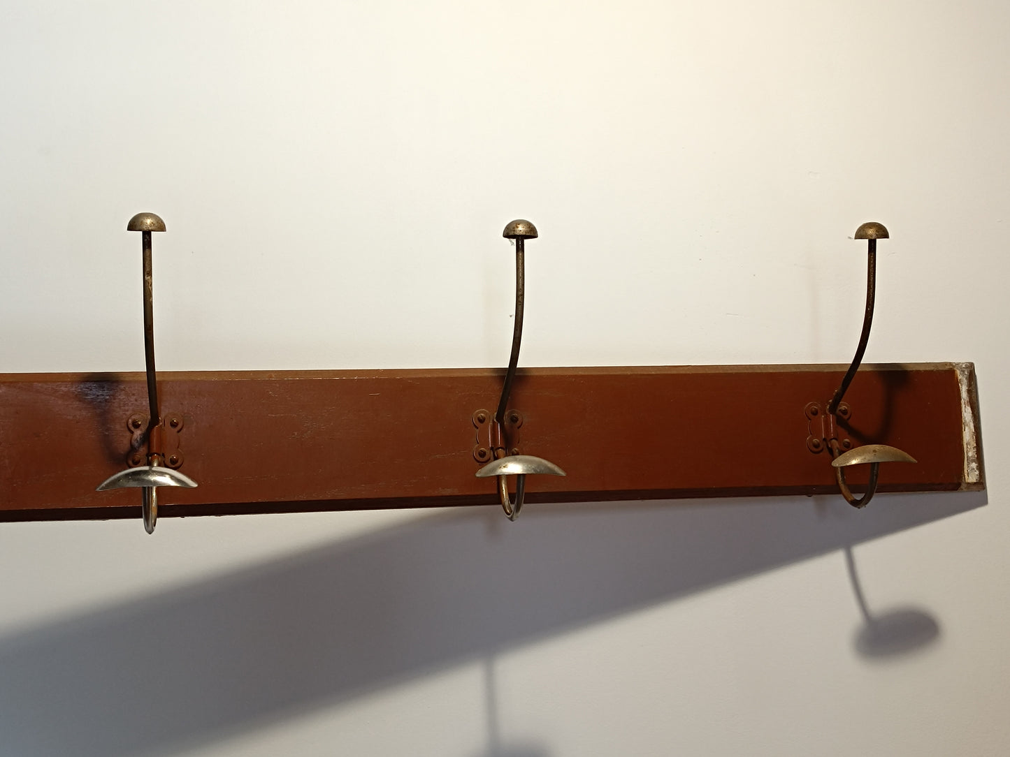Ancienne patère d'école en acier et support en bois, année 30.