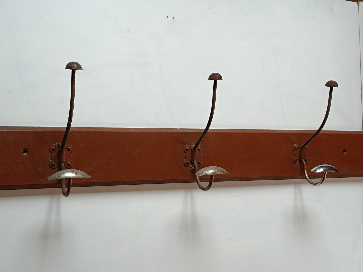 Ancienne patère d'école en acier et support en bois, année 30.