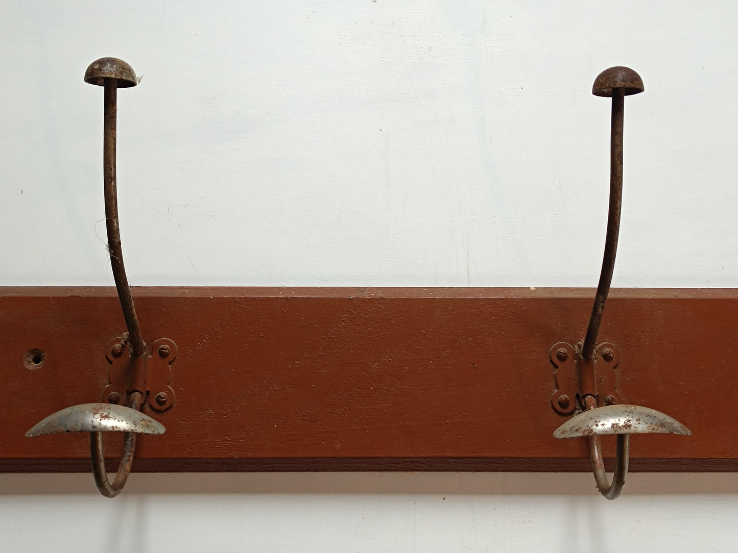 Ancienne patère d'école en acier et support en bois, année 30.