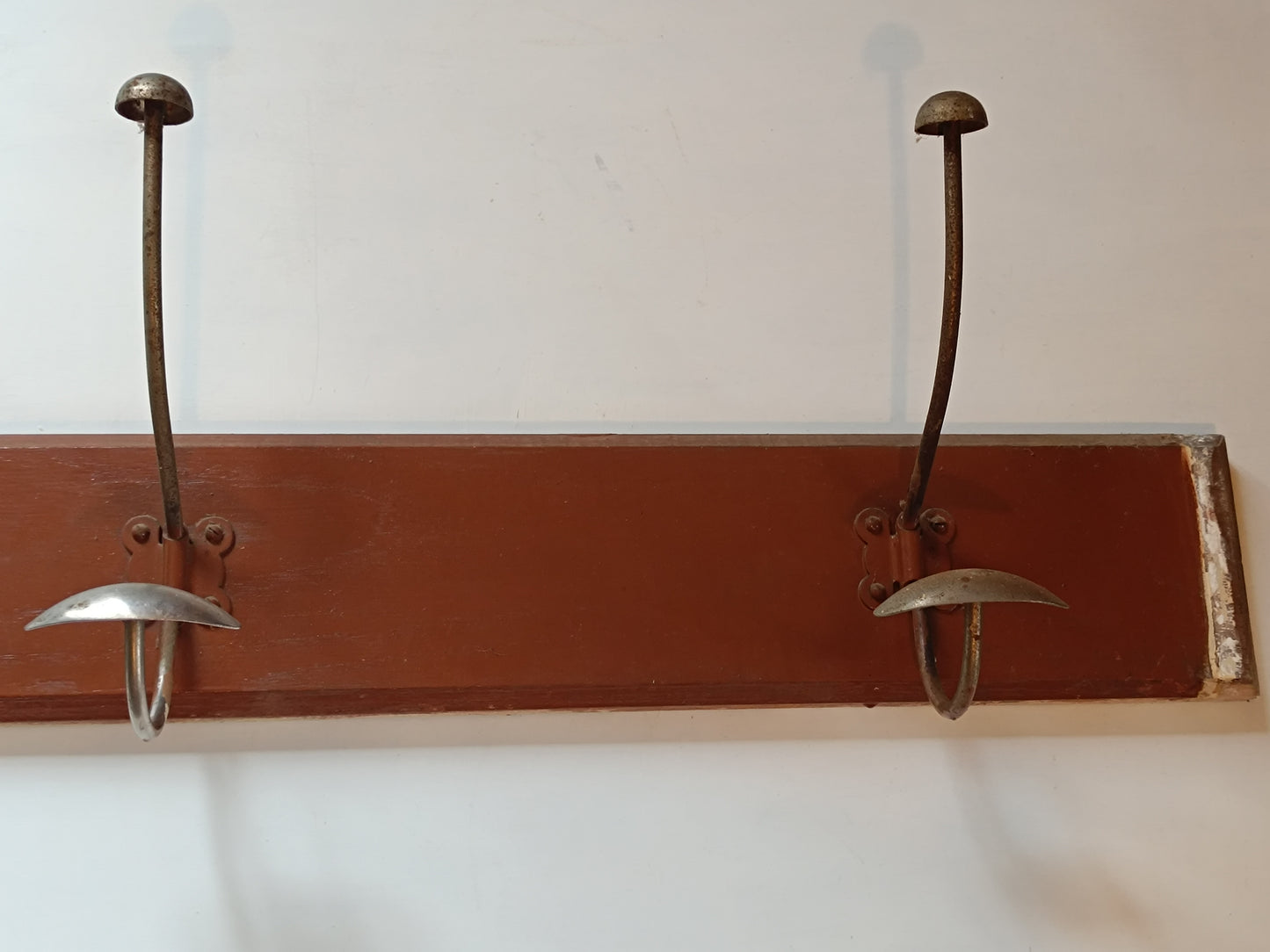 Ancienne patère d'école en acier et support en bois, année 30.