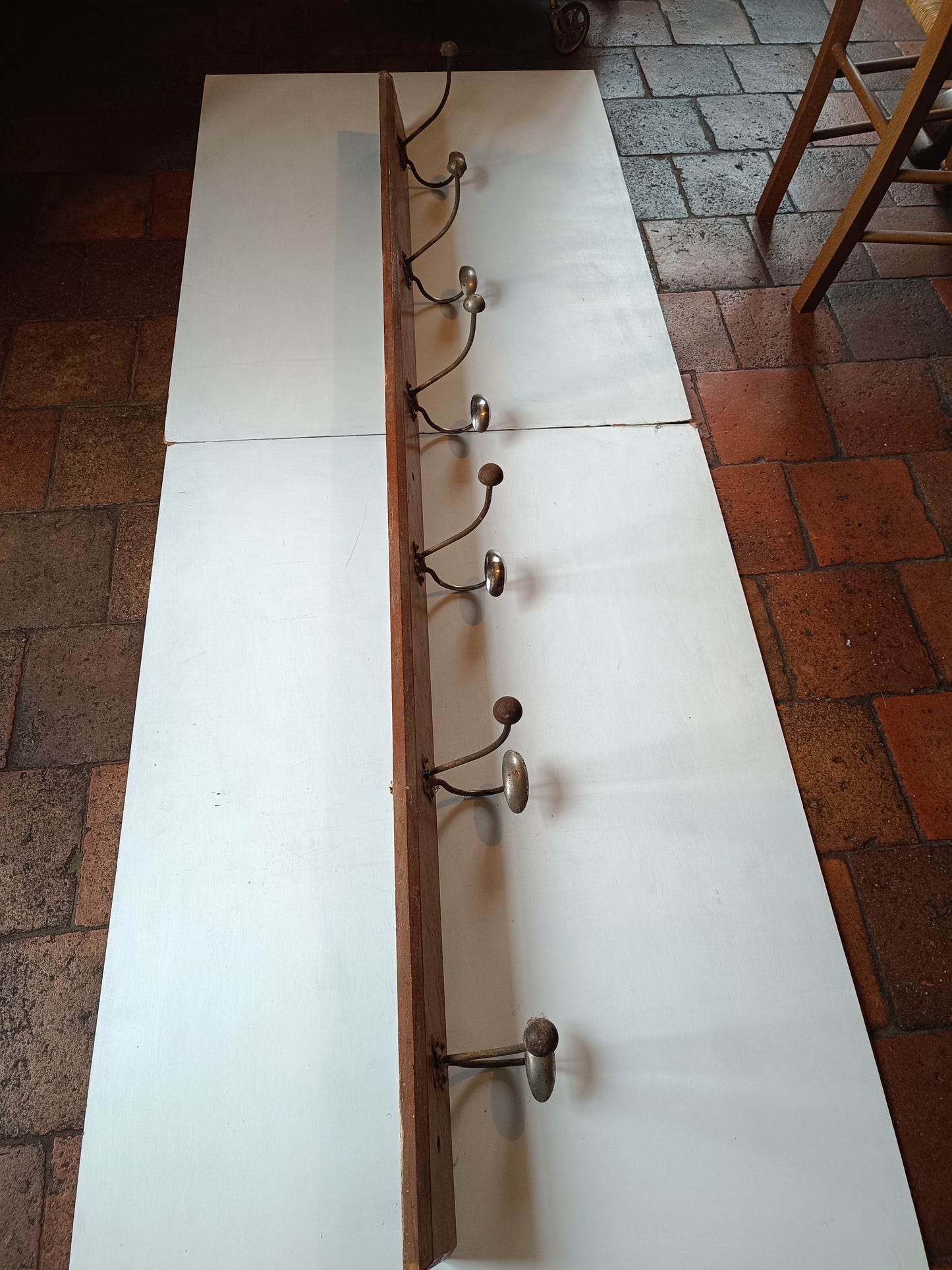 Ancienne patère d'école en acier et support en bois, année 30.