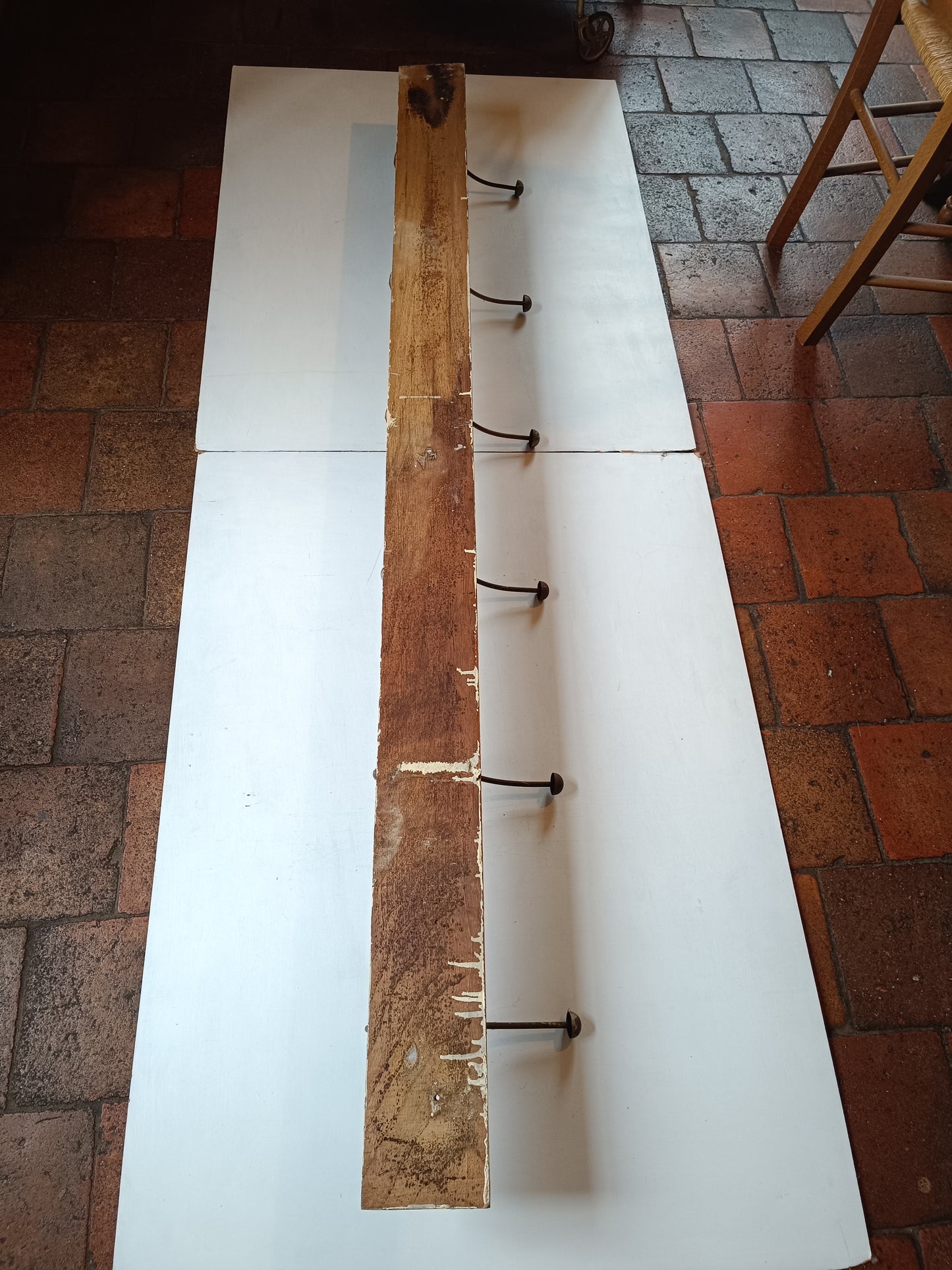 Ancienne patère d'école en acier et support en bois, année 30.