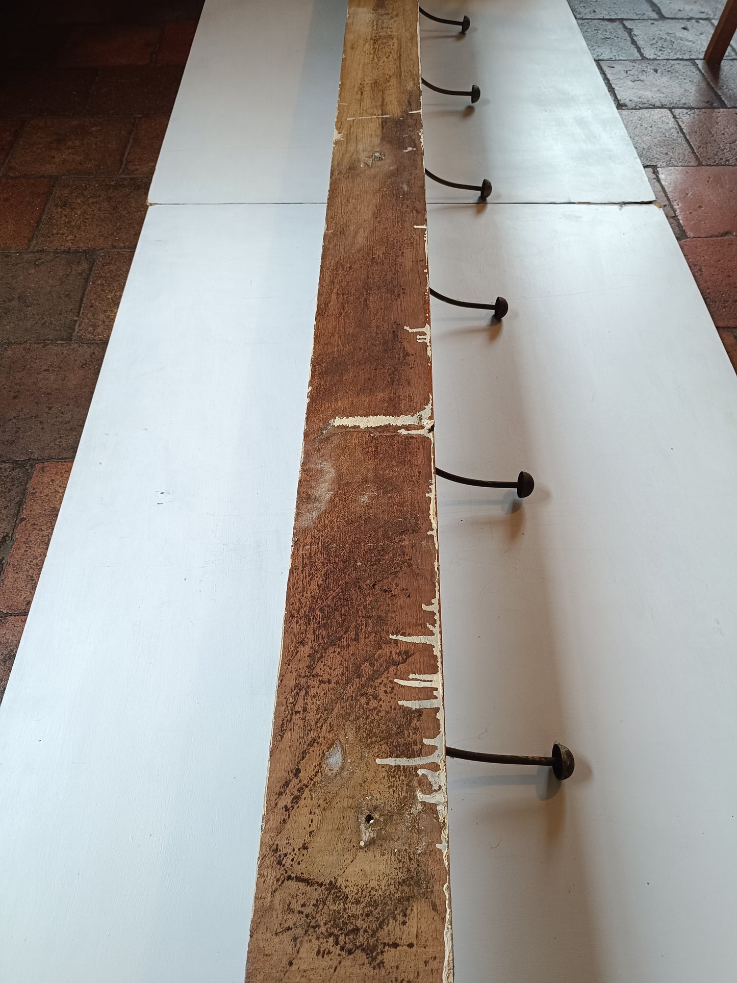 Ancienne patère d'école en acier et support en bois, année 30.