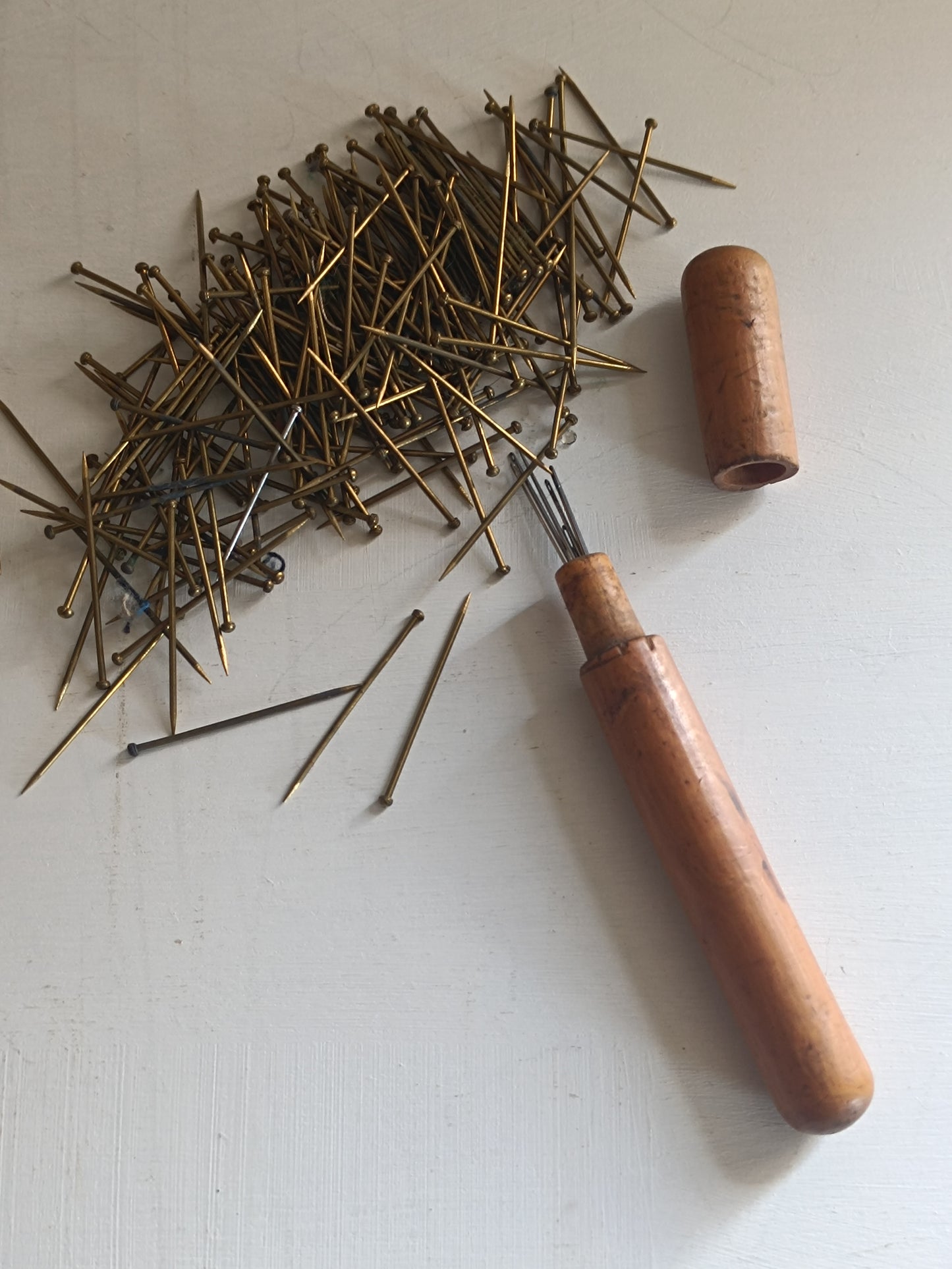 Anciens étuis à aiguille en buis, plus un lot d'épingles à couture en laiton.
