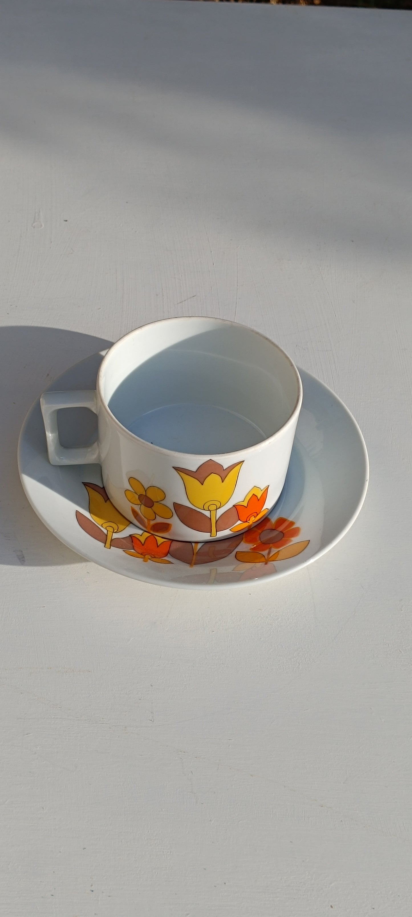 Tasse plus sous tasse, porcelaine du Berry, haute porcelaine.