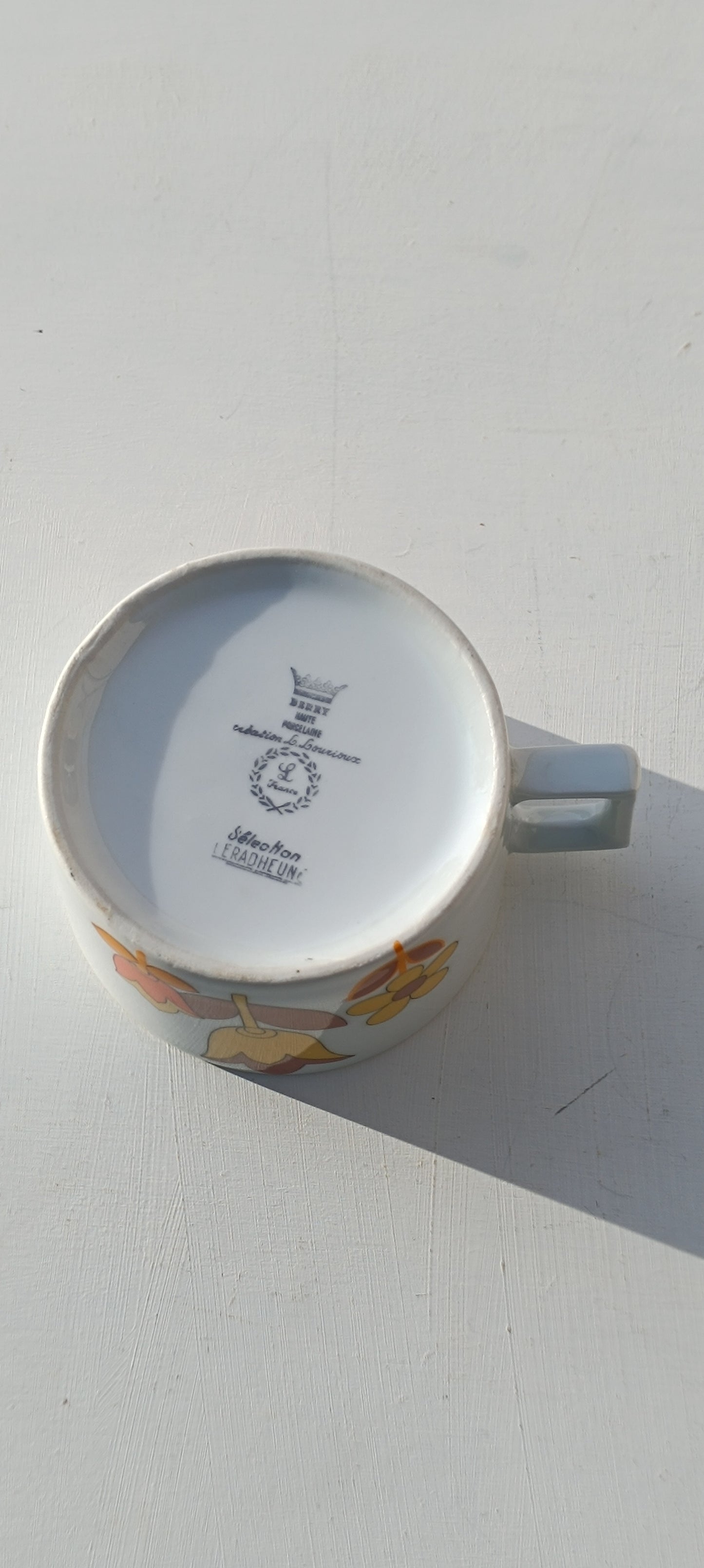 Tasse plus sous tasse, porcelaine du Berry, haute porcelaine.