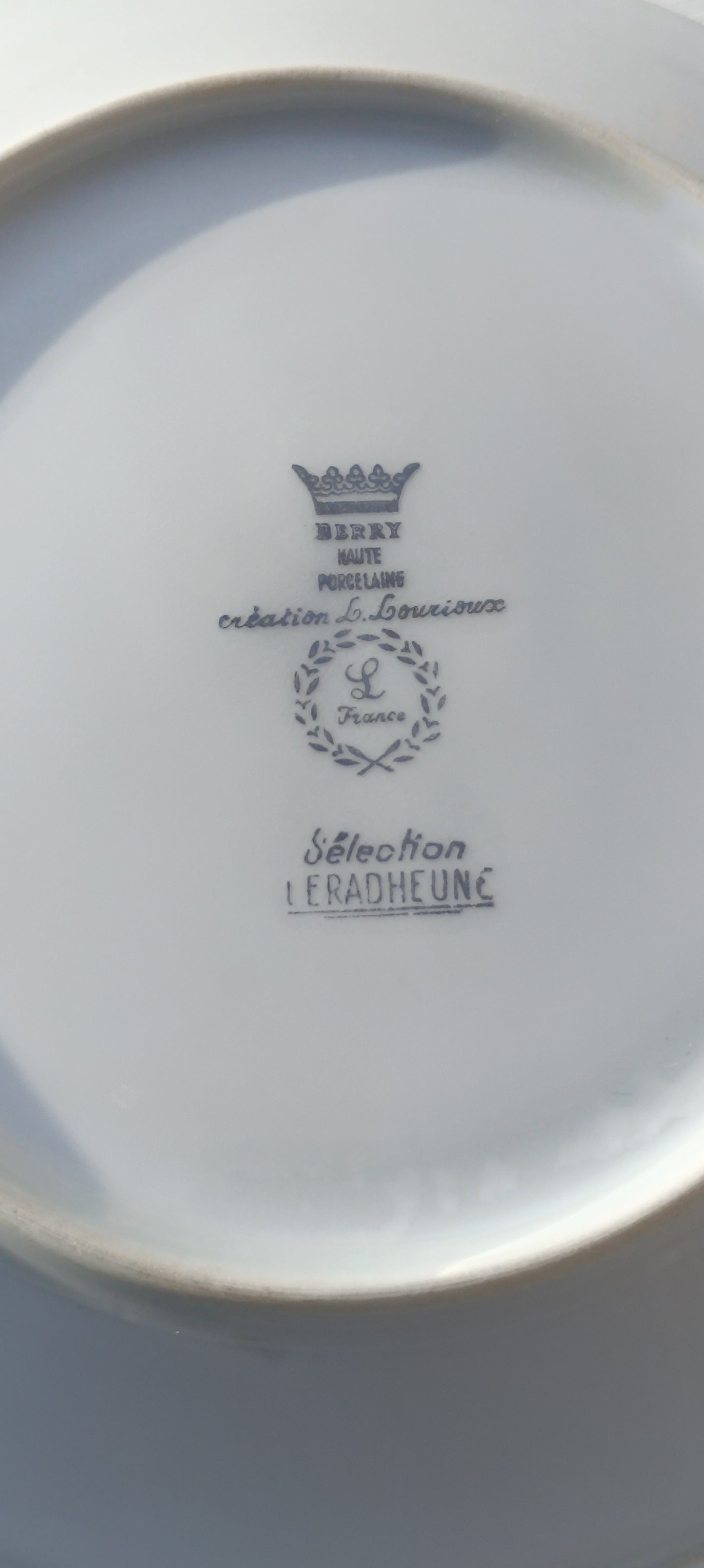 Tasse plus sous tasse, porcelaine du Berry, haute porcelaine.