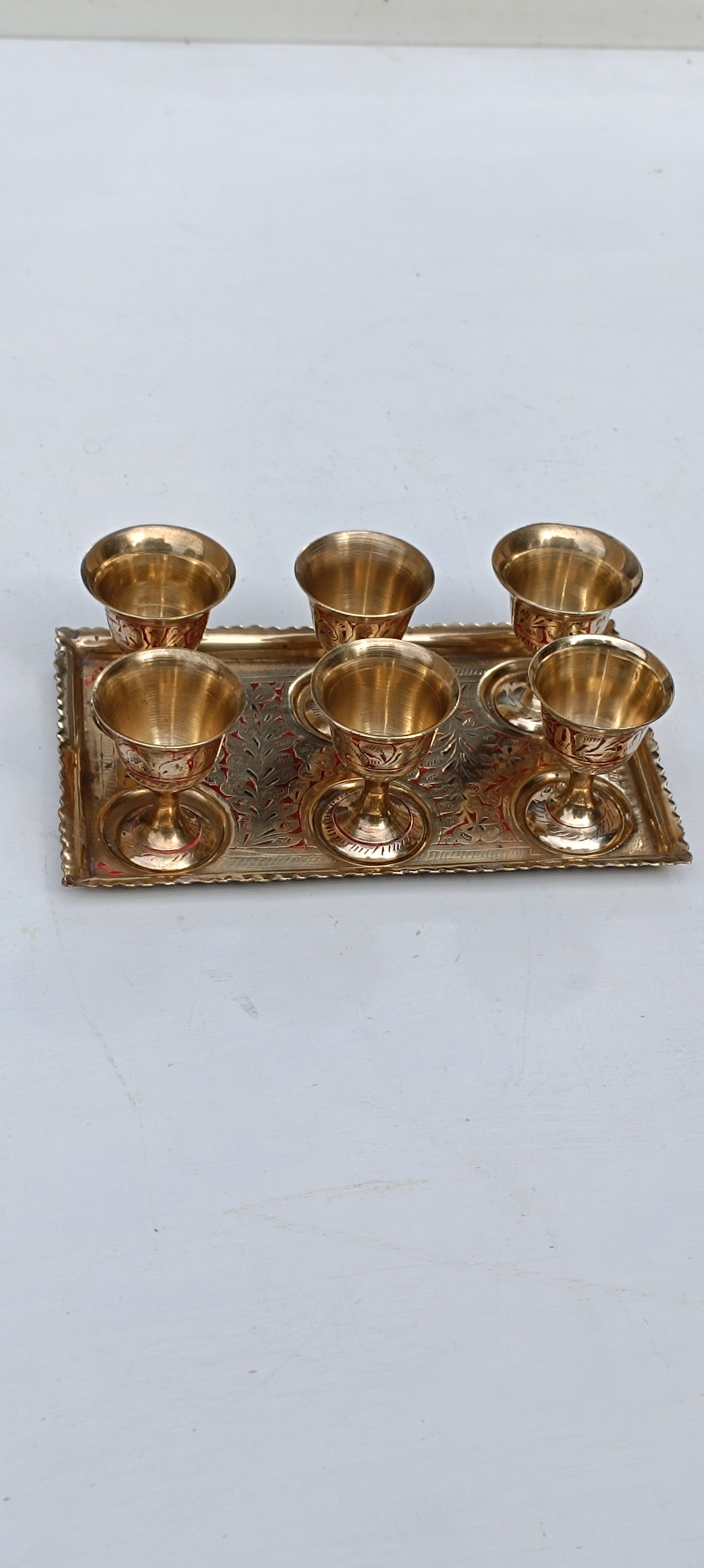 Ancien service à liqueur ou digestif en laiton gravé.