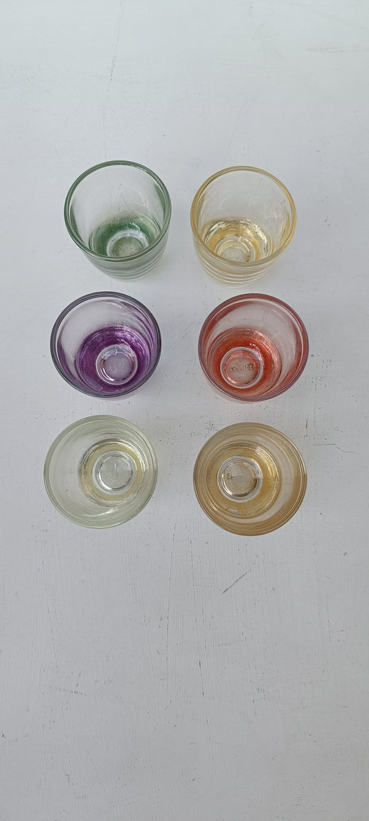 Six verres vintage de différentes couleurs pour liqueur ou digestif.