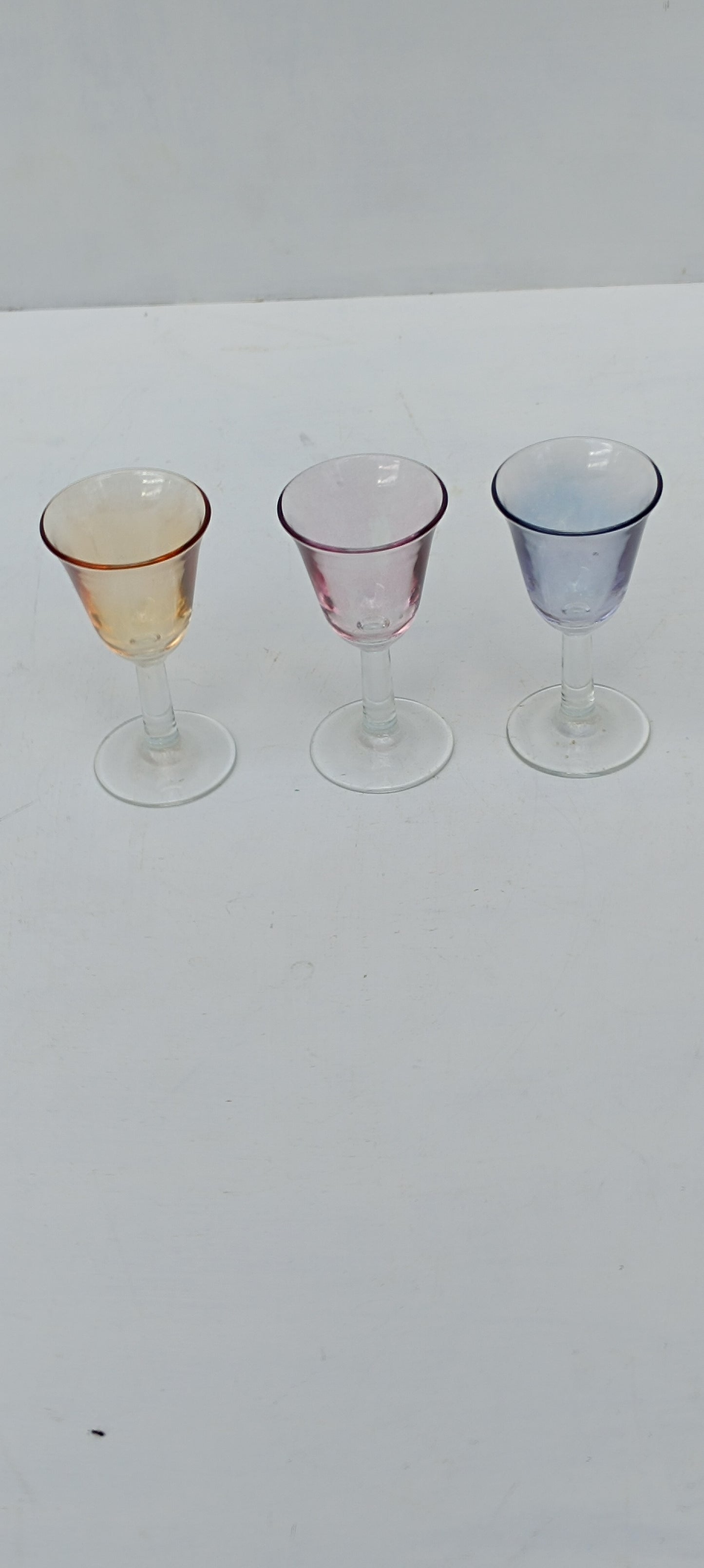 Lot de six verres à liqueur ou digestif de différentes couleurs.
