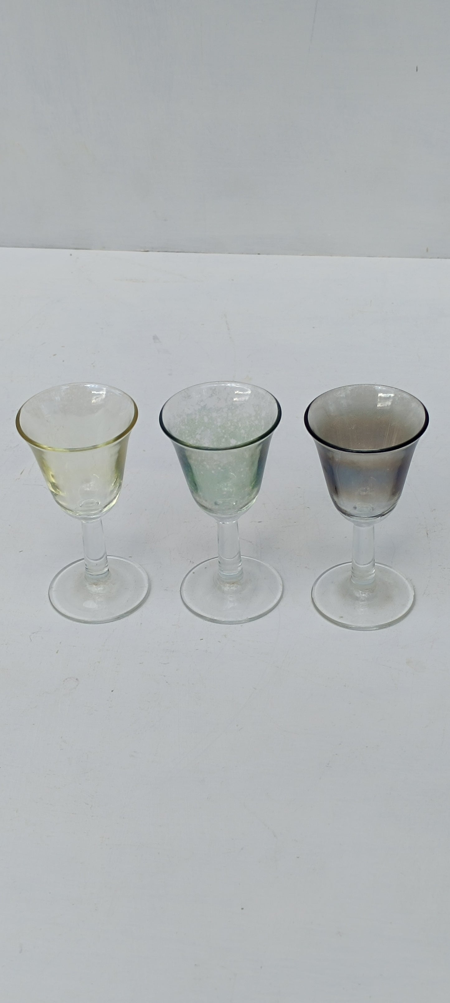 Lot de six verres à liqueur ou digestif de différentes couleurs.