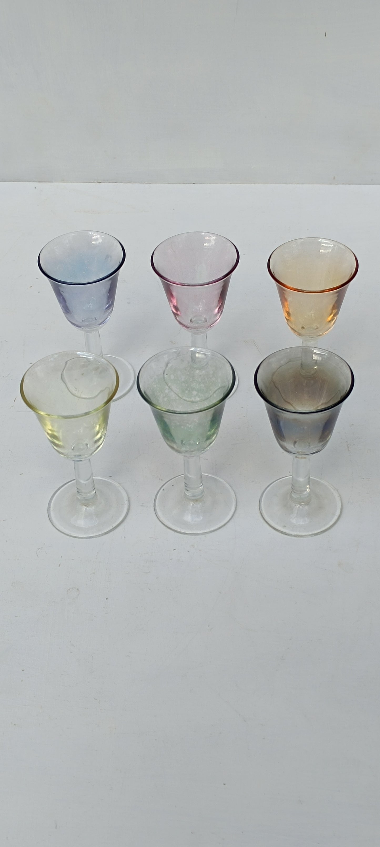 Lot de six verres à liqueur ou digestif de différentes couleurs.