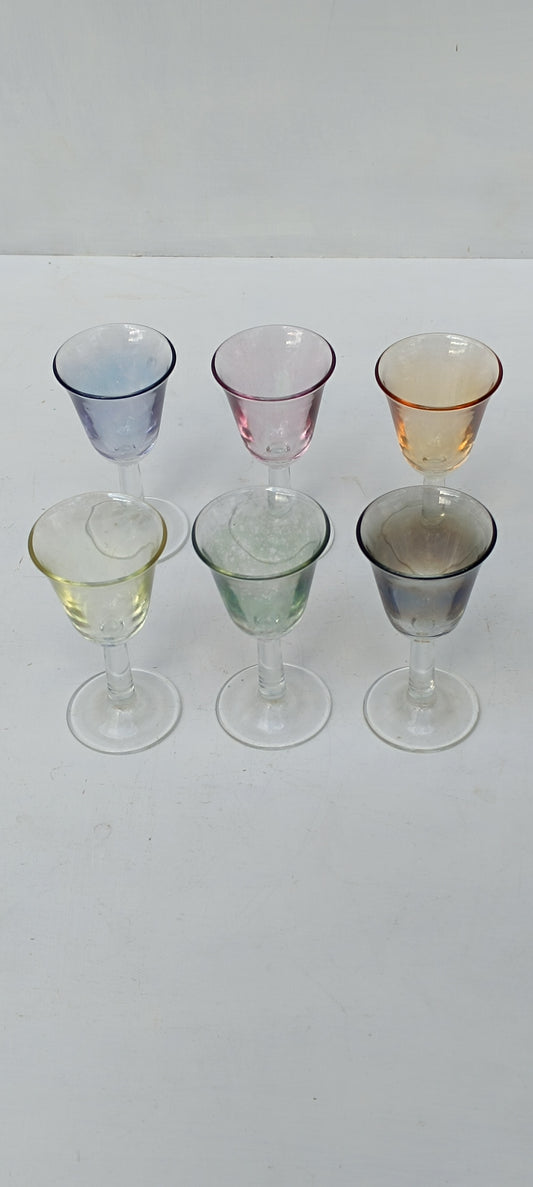 Lot de six verres à liqueur ou digestif de différentes couleurs.