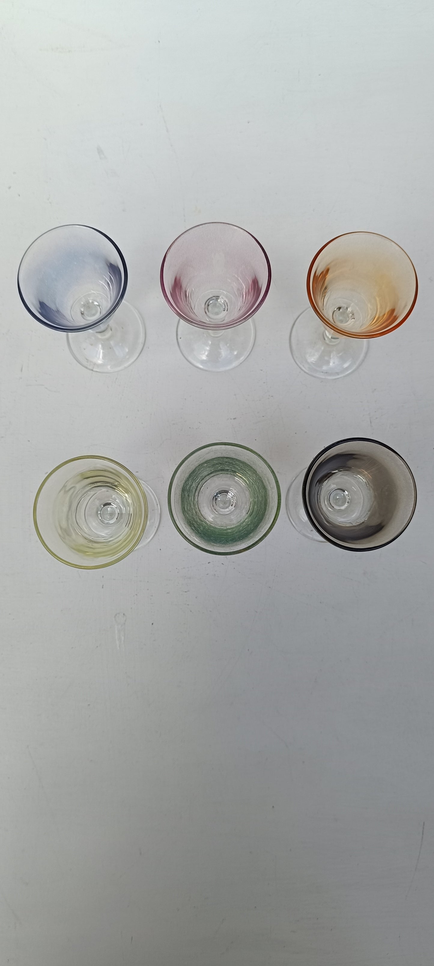 Lot de six verres à liqueur ou digestif de différentes couleurs.