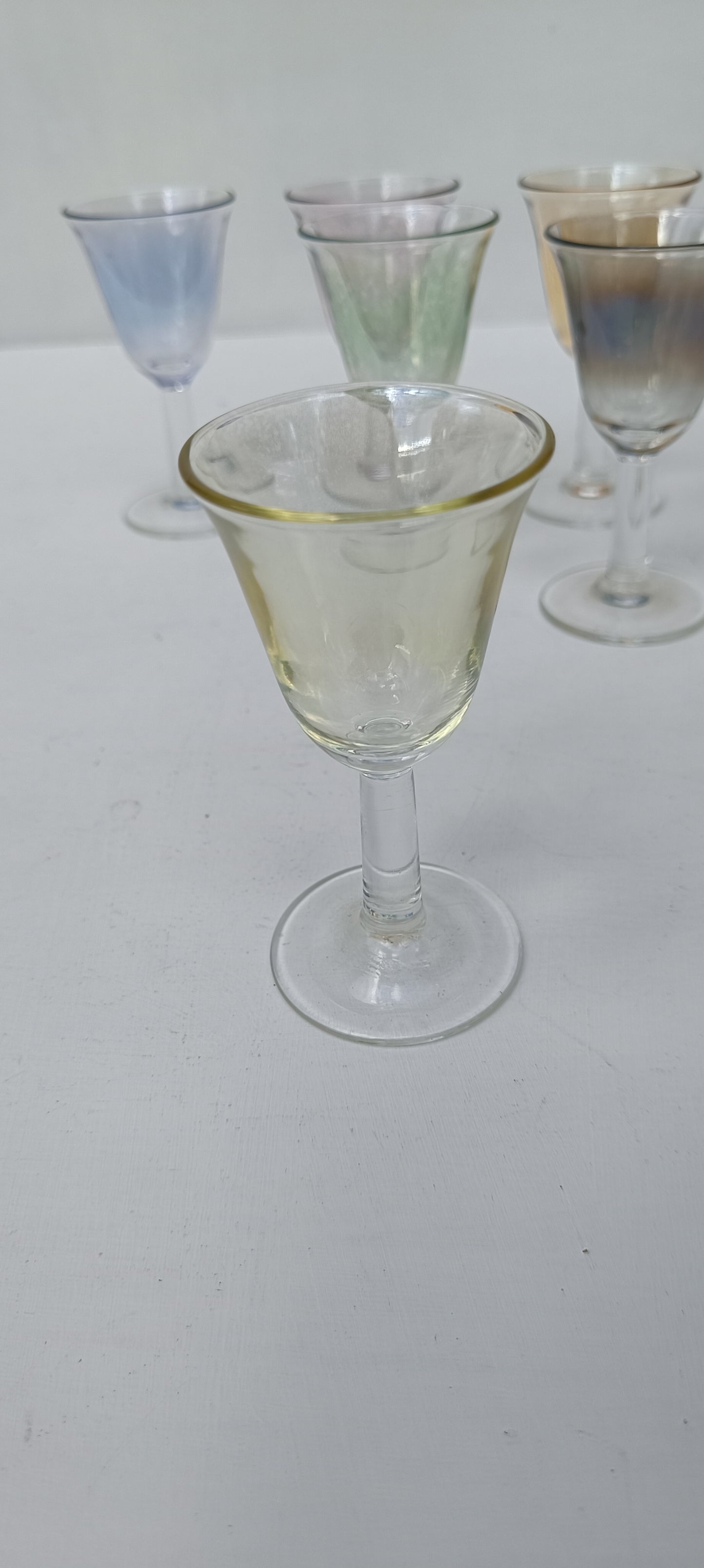 Lot de six verres à liqueur ou digestif de différentes couleurs.