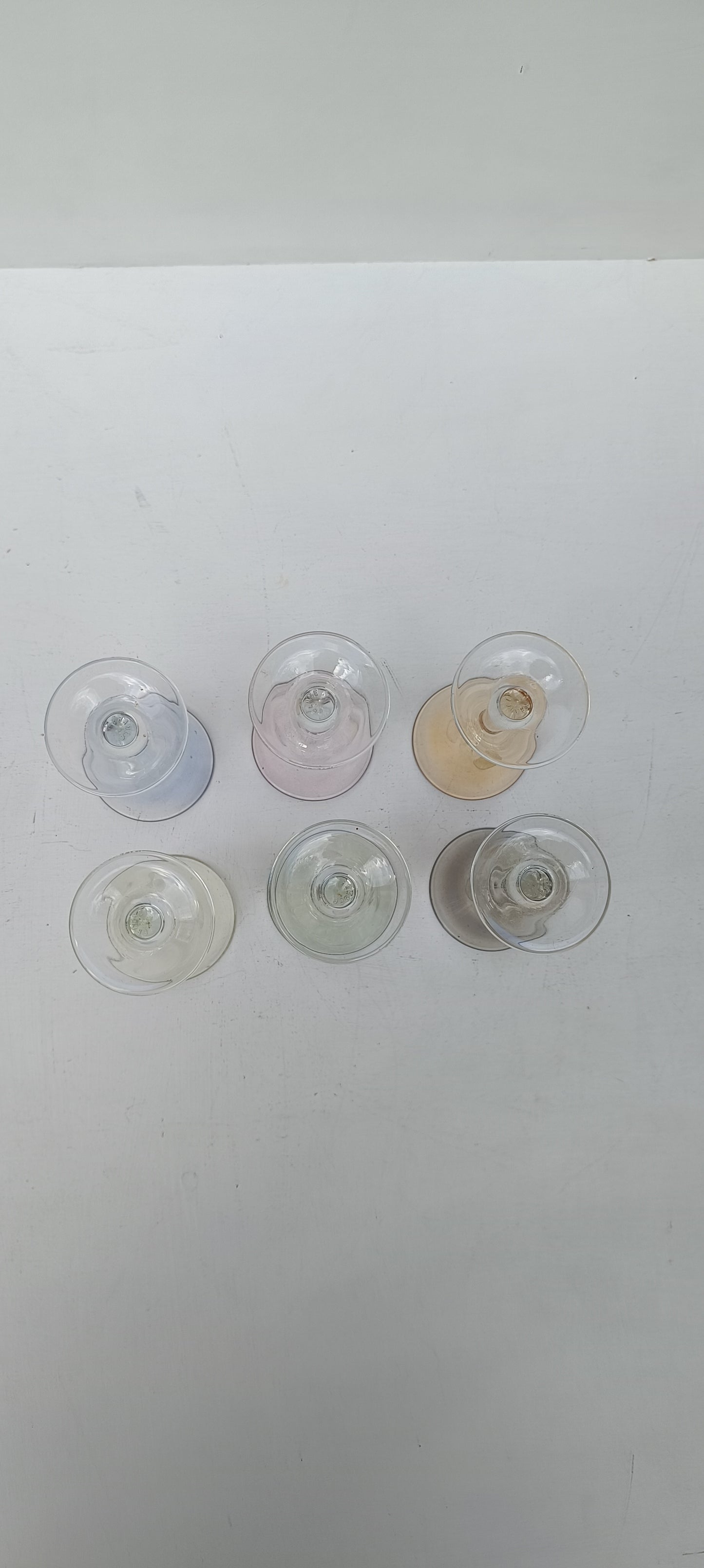 Lot de six verres à liqueur ou digestif de différentes couleurs.