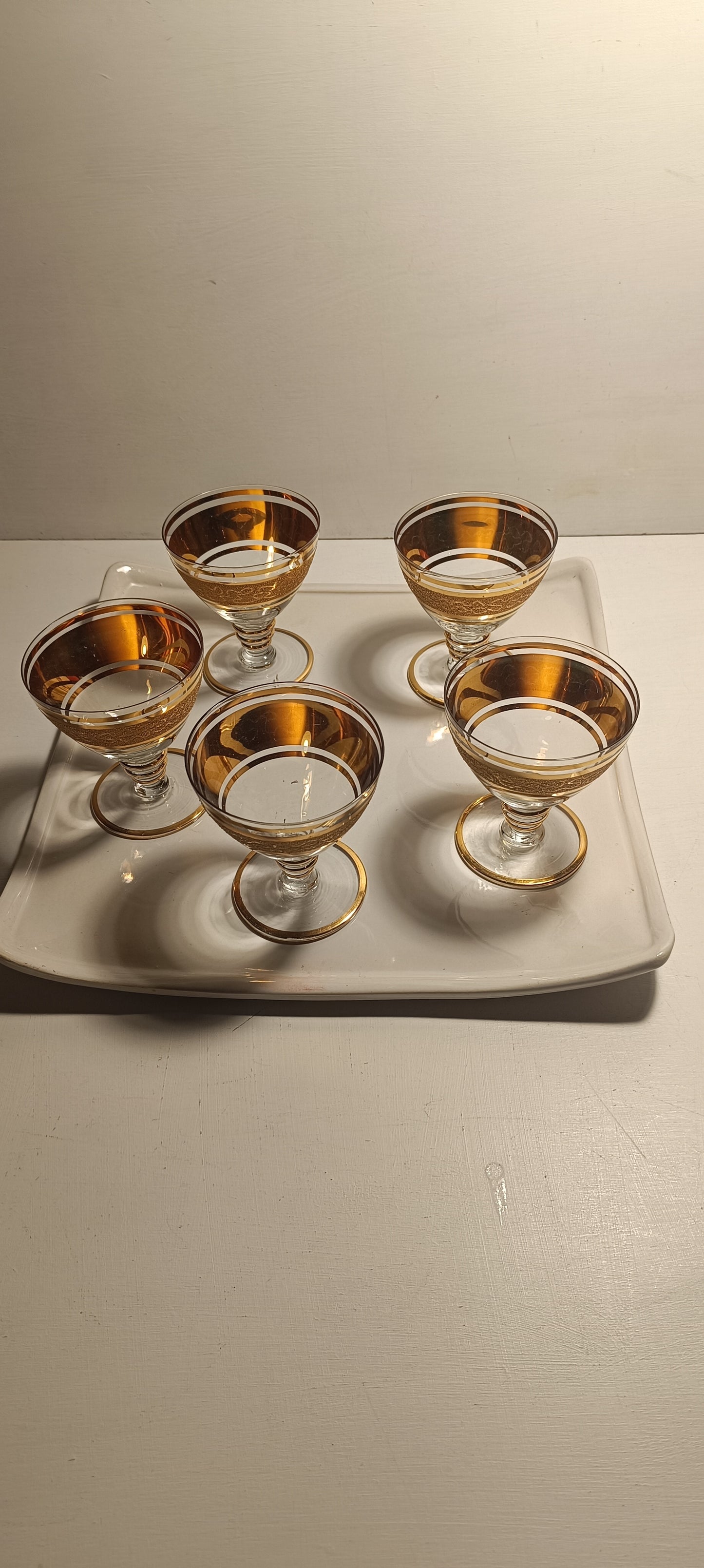 Set de cinq verres  ancien à liqueur ou champagne .
