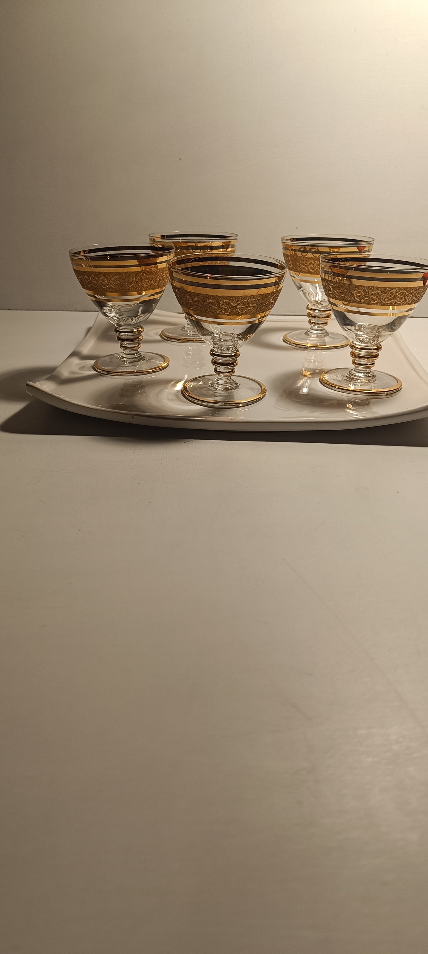 Set de cinq verres  ancien à liqueur ou champagne .