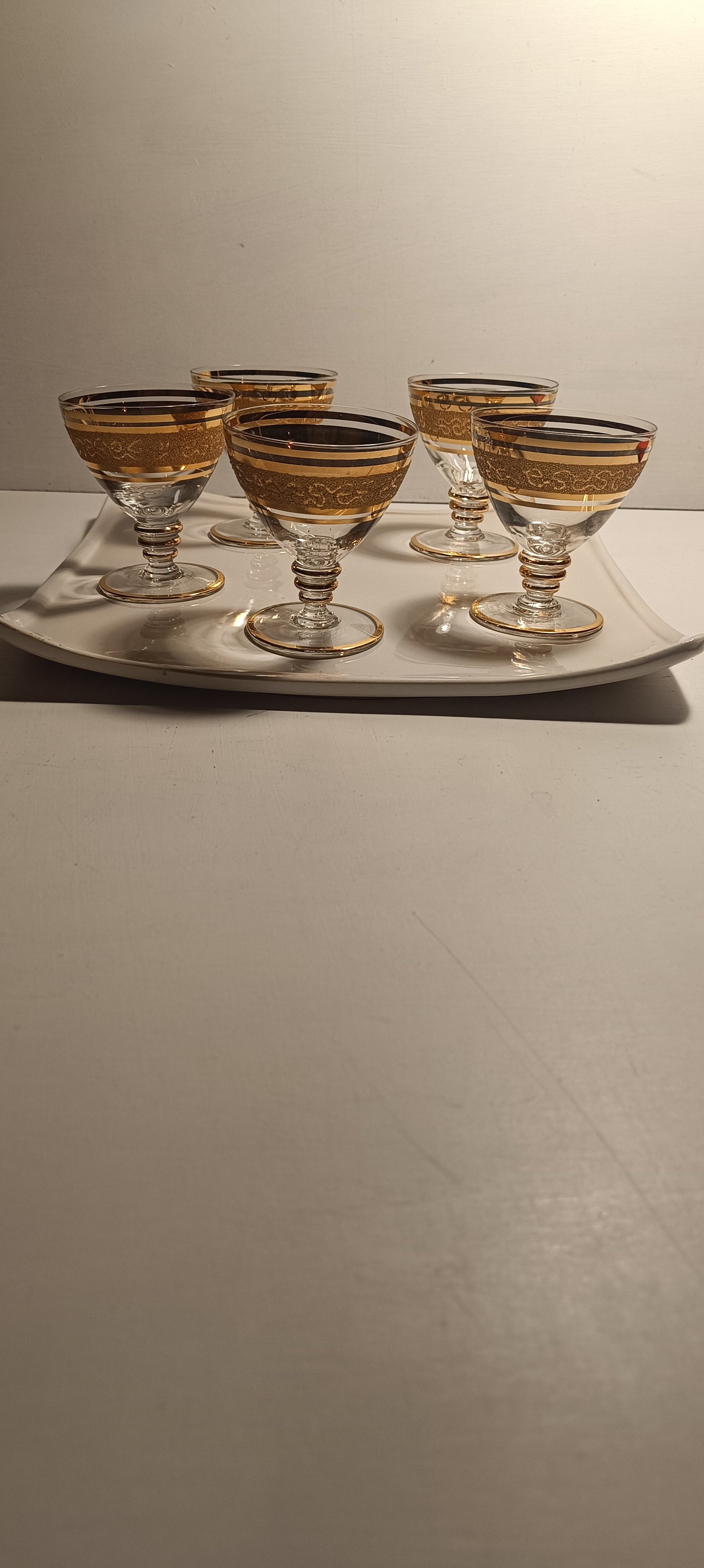 Set de cinq verres  ancien à liqueur ou champagne .