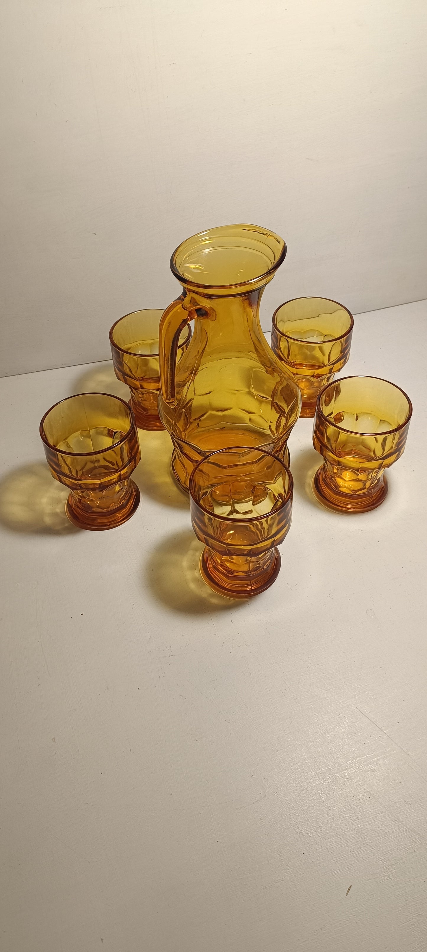 Pichet à jus en verre ambré plus cinq verres ambrés année 70.