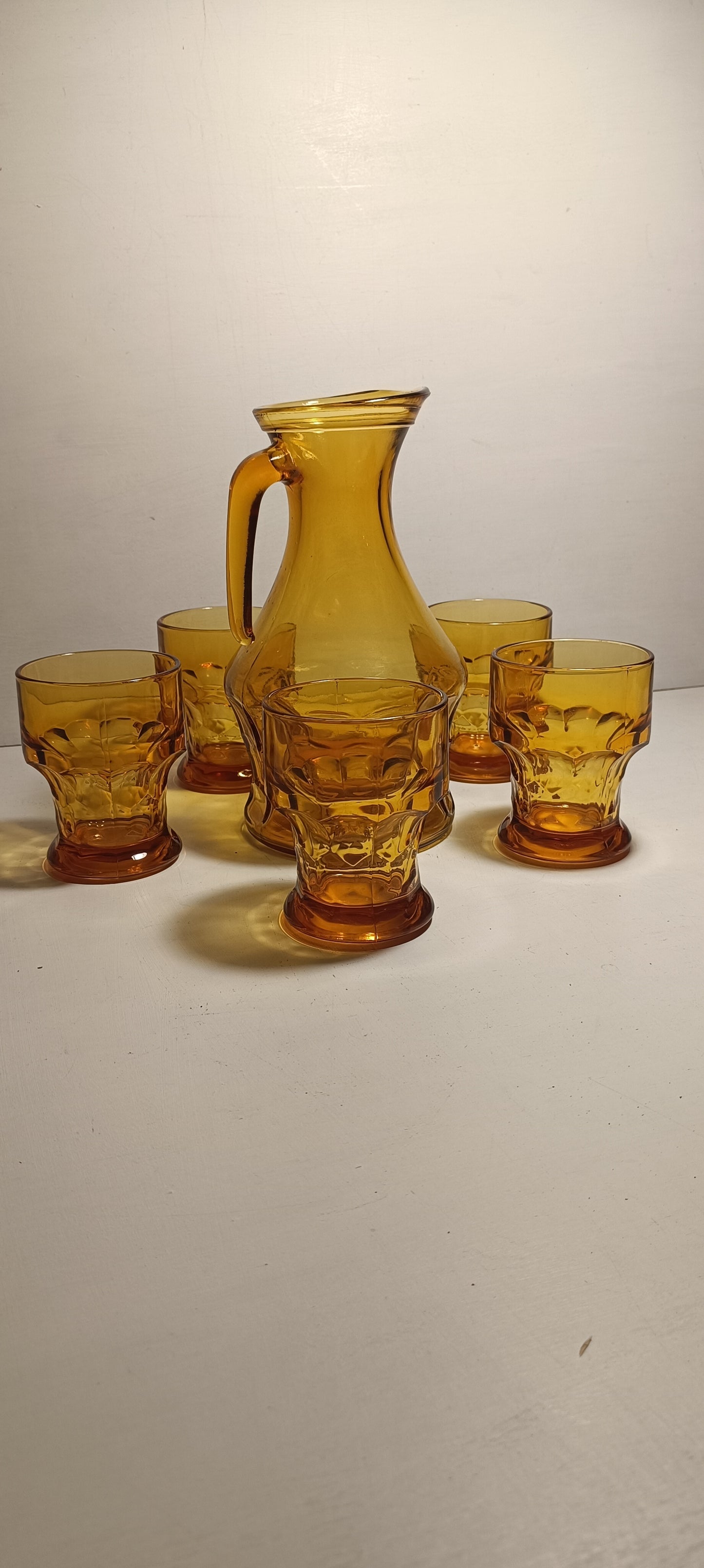 Pichet à jus en verre ambré plus cinq verres ambrés année 70.