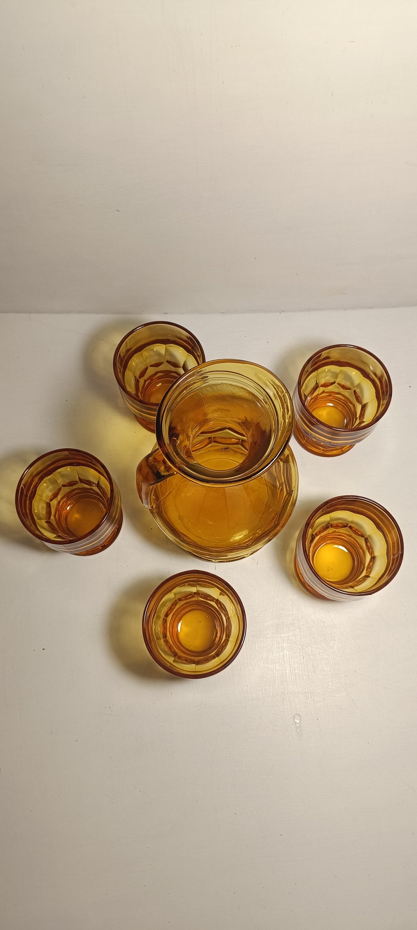 Pichet à jus en verre ambré plus cinq verres ambrés année 70.