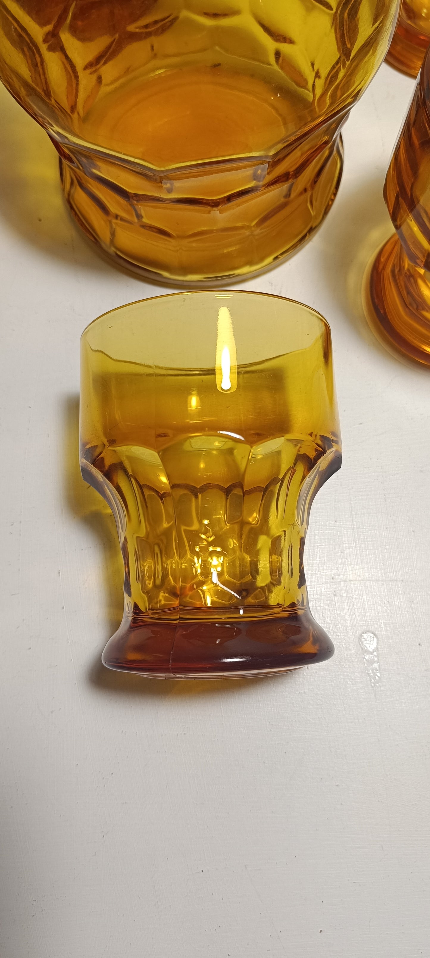 Pichet à jus en verre ambré plus cinq verres ambrés année 70.