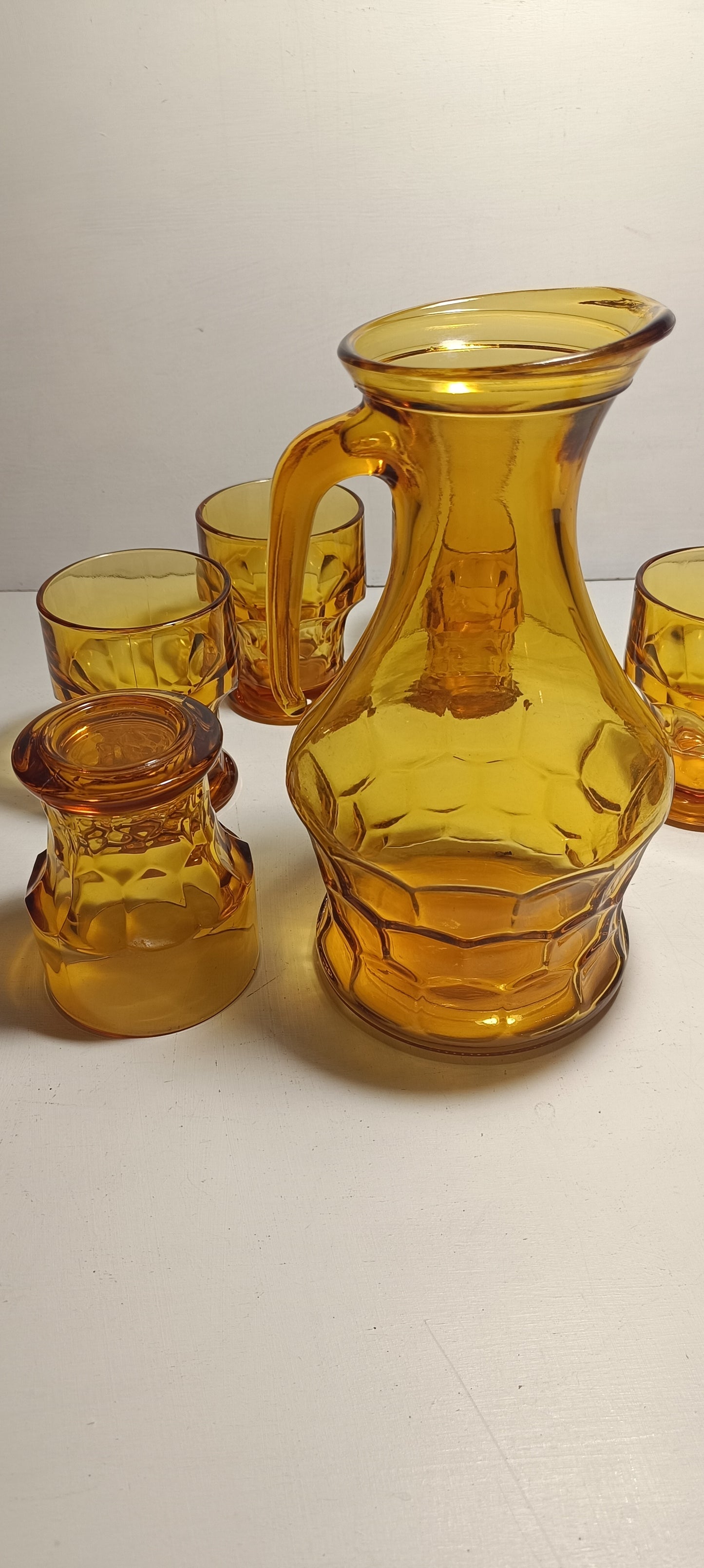 Pichet à jus en verre ambré plus cinq verres ambrés année 70.