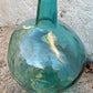 Vase Dame-Jeanne, bonbonne en verre avec des reflets vert bleutés.