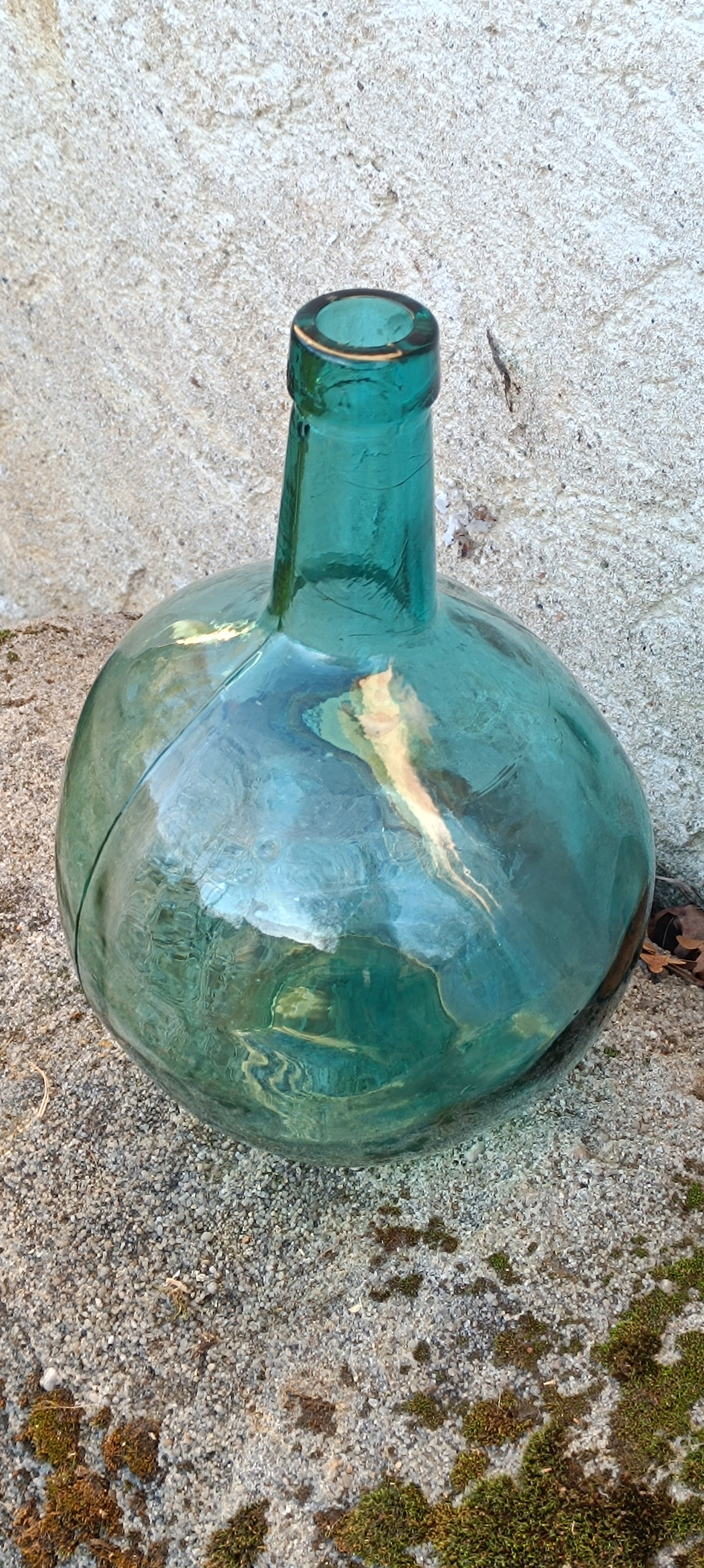 Vase Dame-Jeanne, bonbonne en verre avec des reflets vert bleutés.