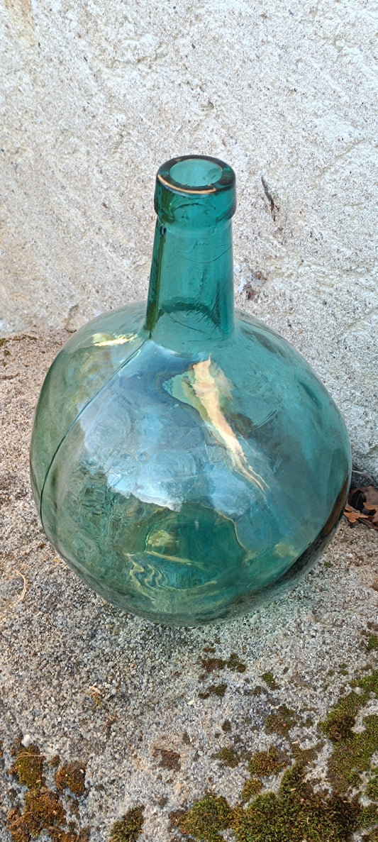 Vase Dame-Jeanne, bonbonne en verre avec des reflets vert bleutés.