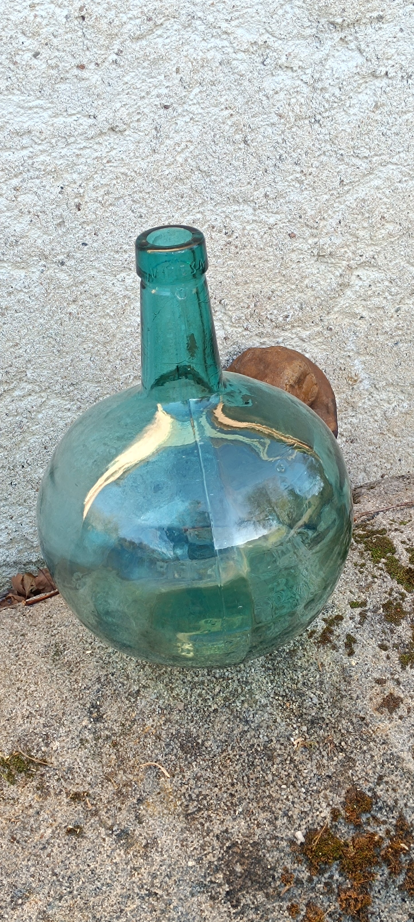 Vase Dame-Jeanne, bonbonne en verre avec des reflets vert bleutés.