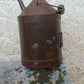 Ancien bidon d'huile ou de pétrole.