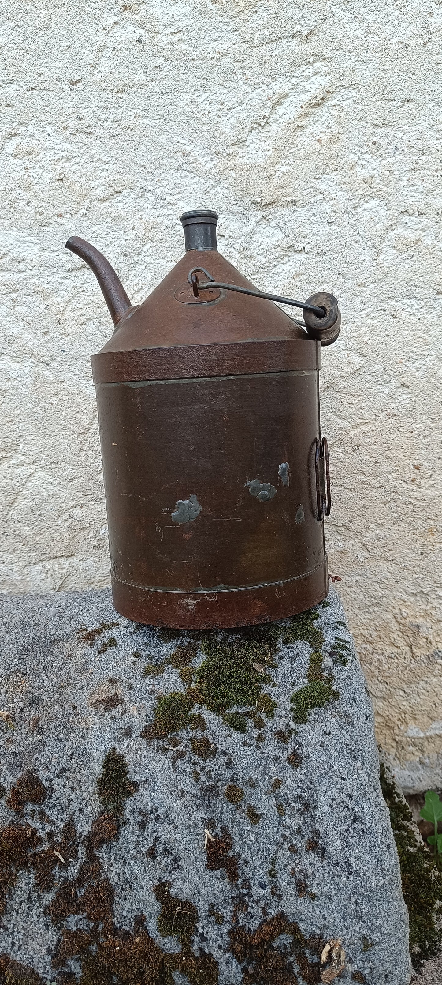 Ancien bidon d'huile ou de pétrole.