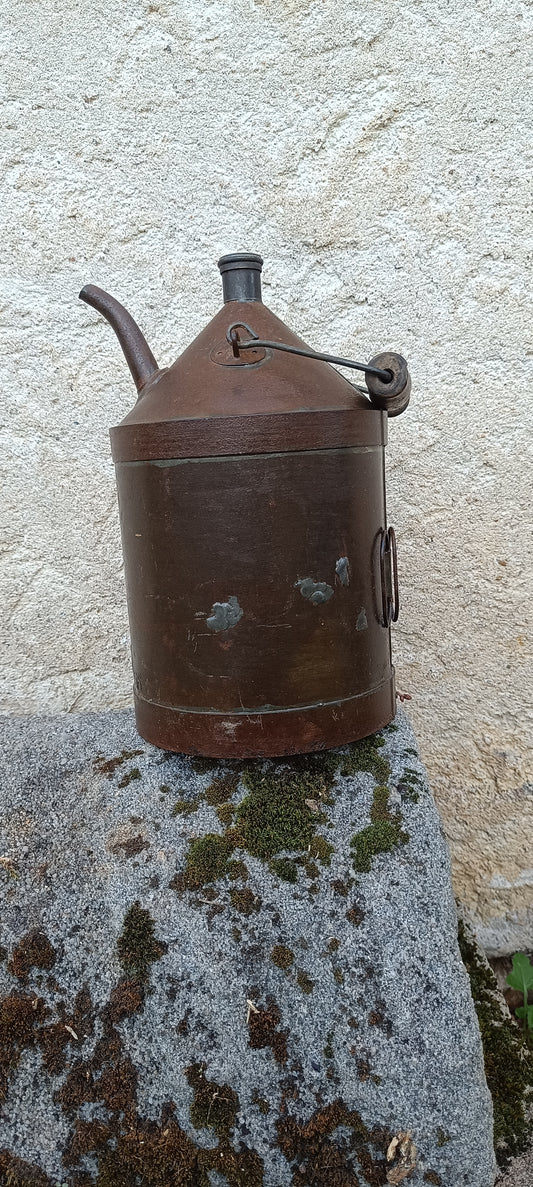 Ancien bidon d'huile ou de pétrole.