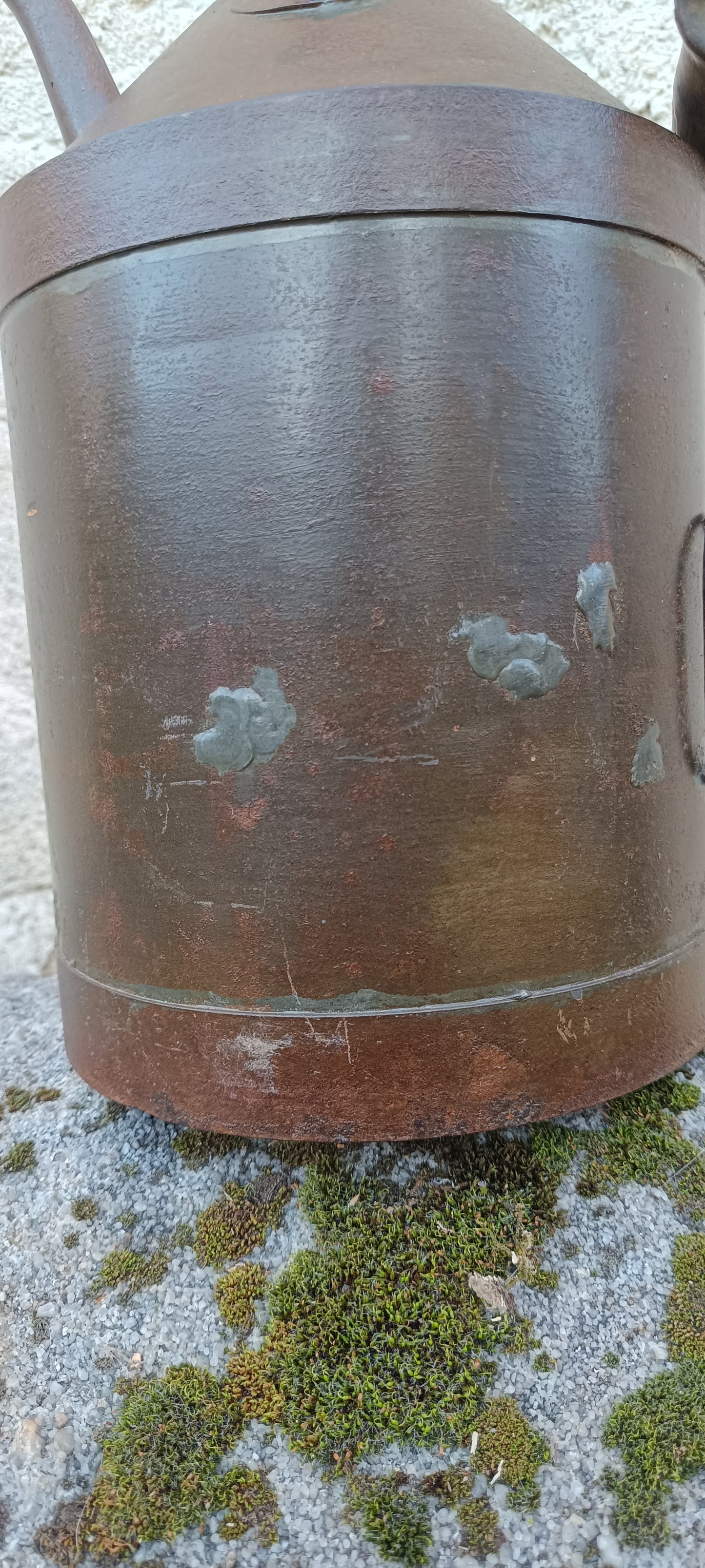 Ancien bidon d'huile ou de pétrole.