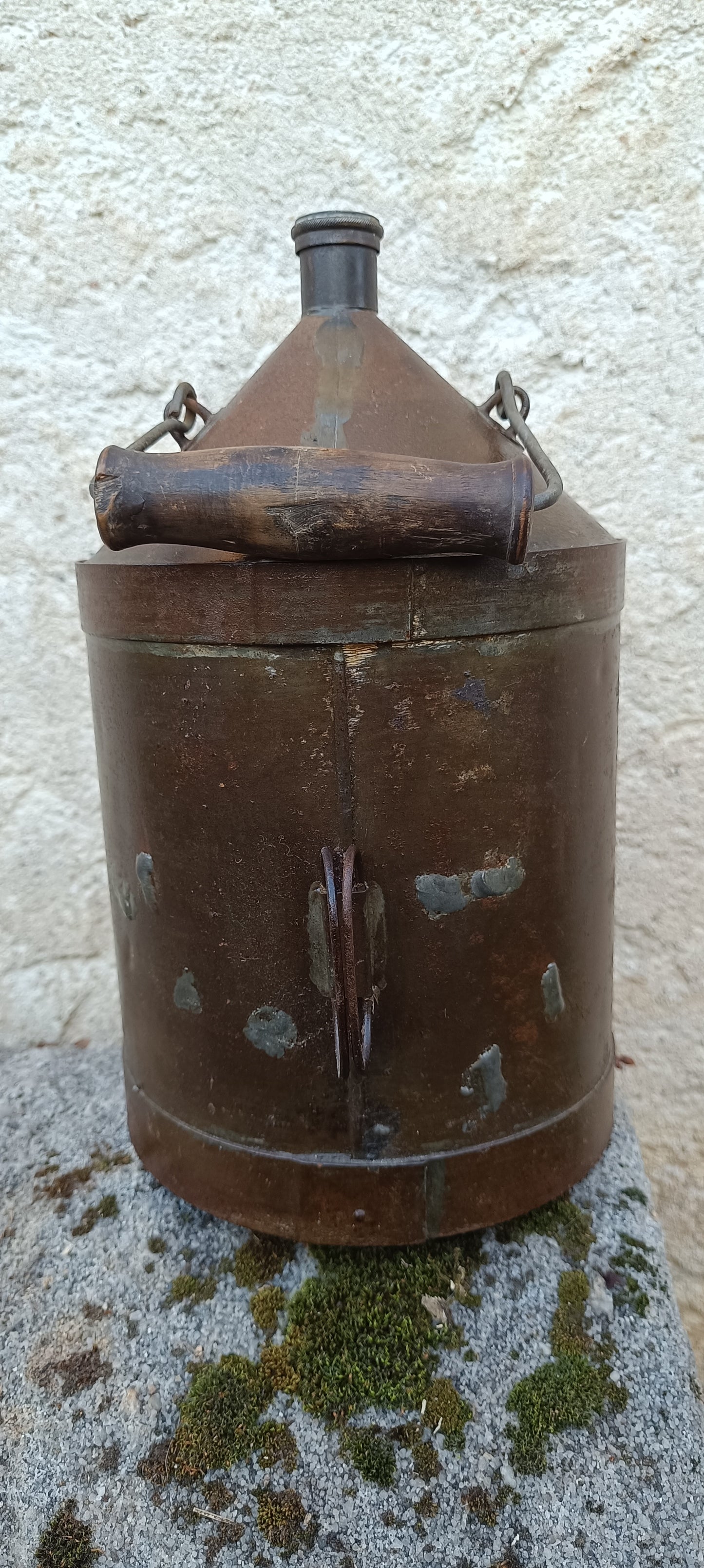 Ancien bidon d'huile ou de pétrole.