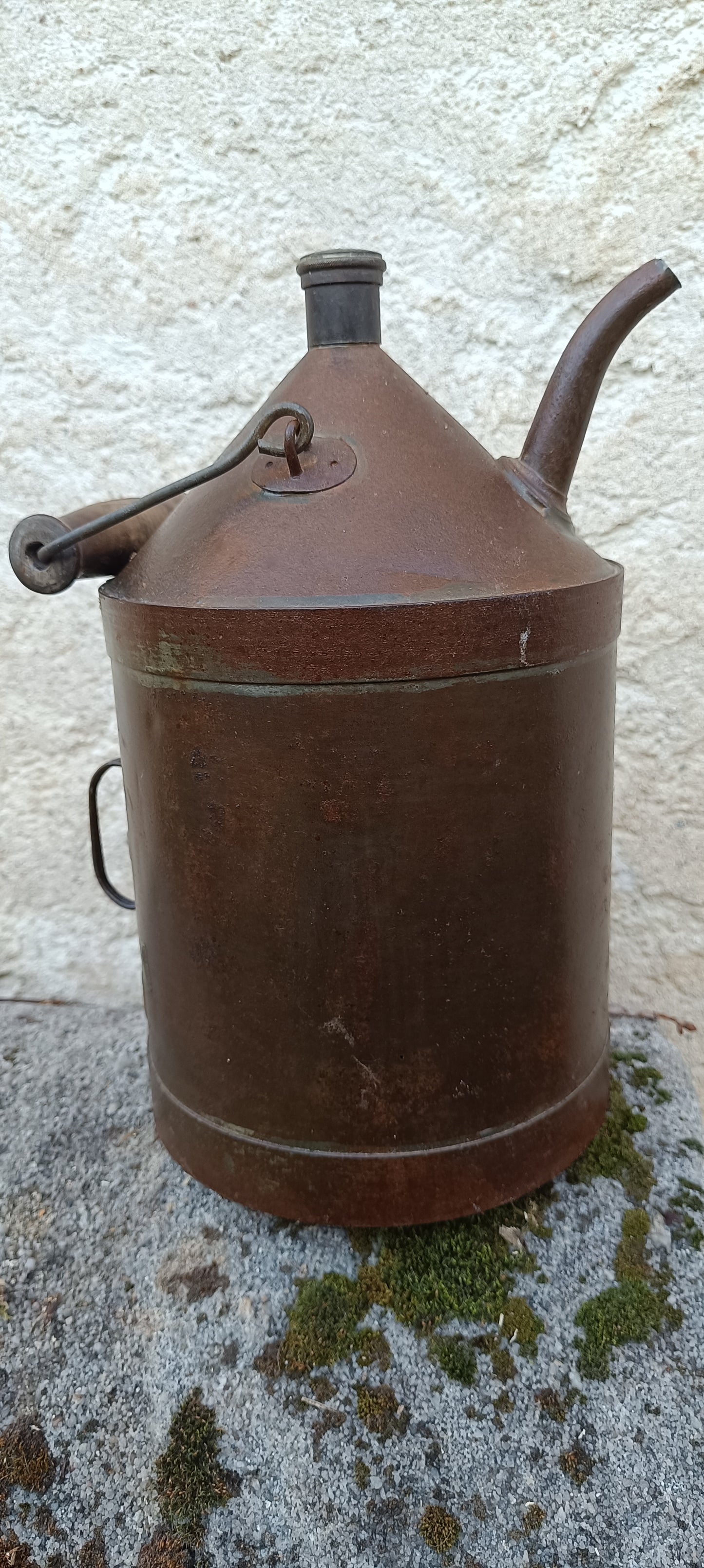 Ancien bidon d'huile ou de pétrole.