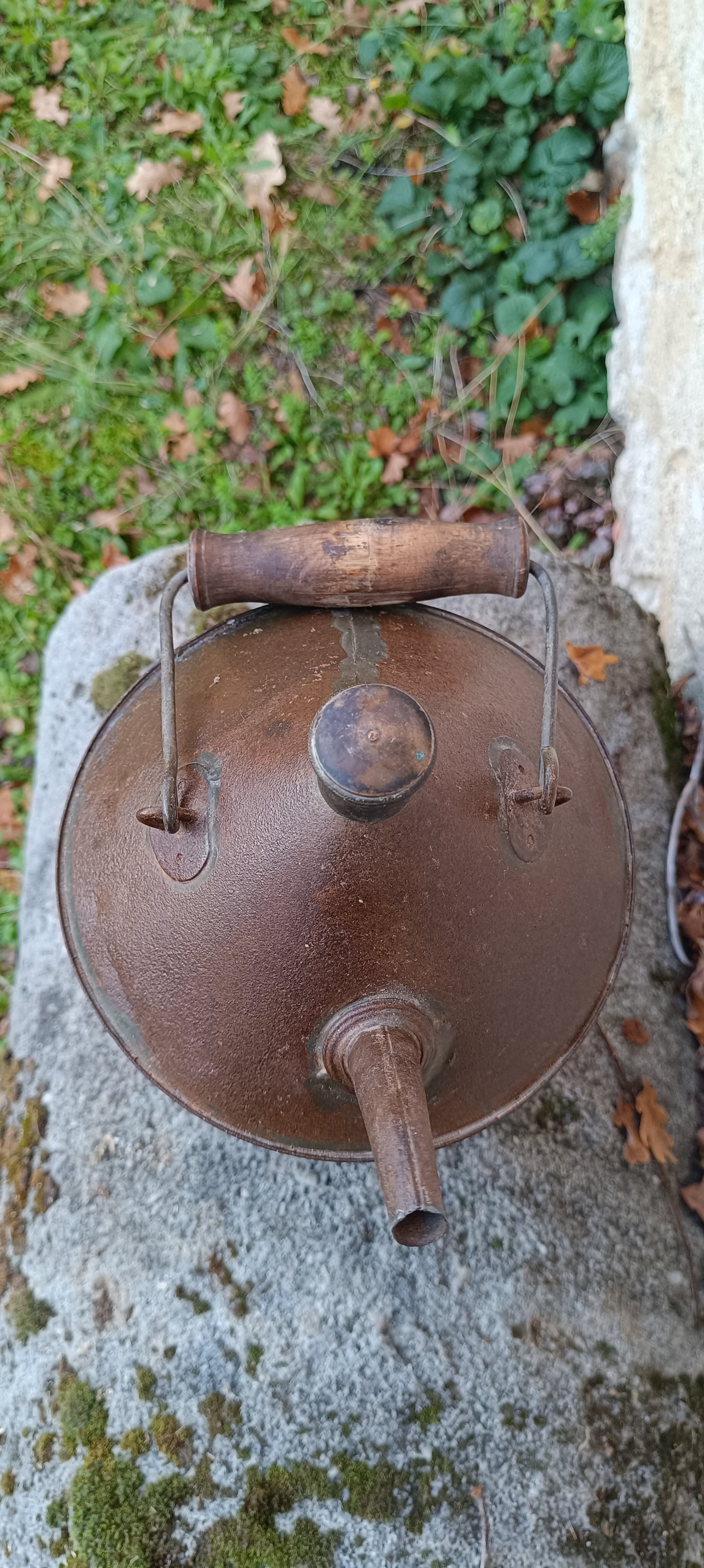 Ancien bidon d'huile ou de pétrole.