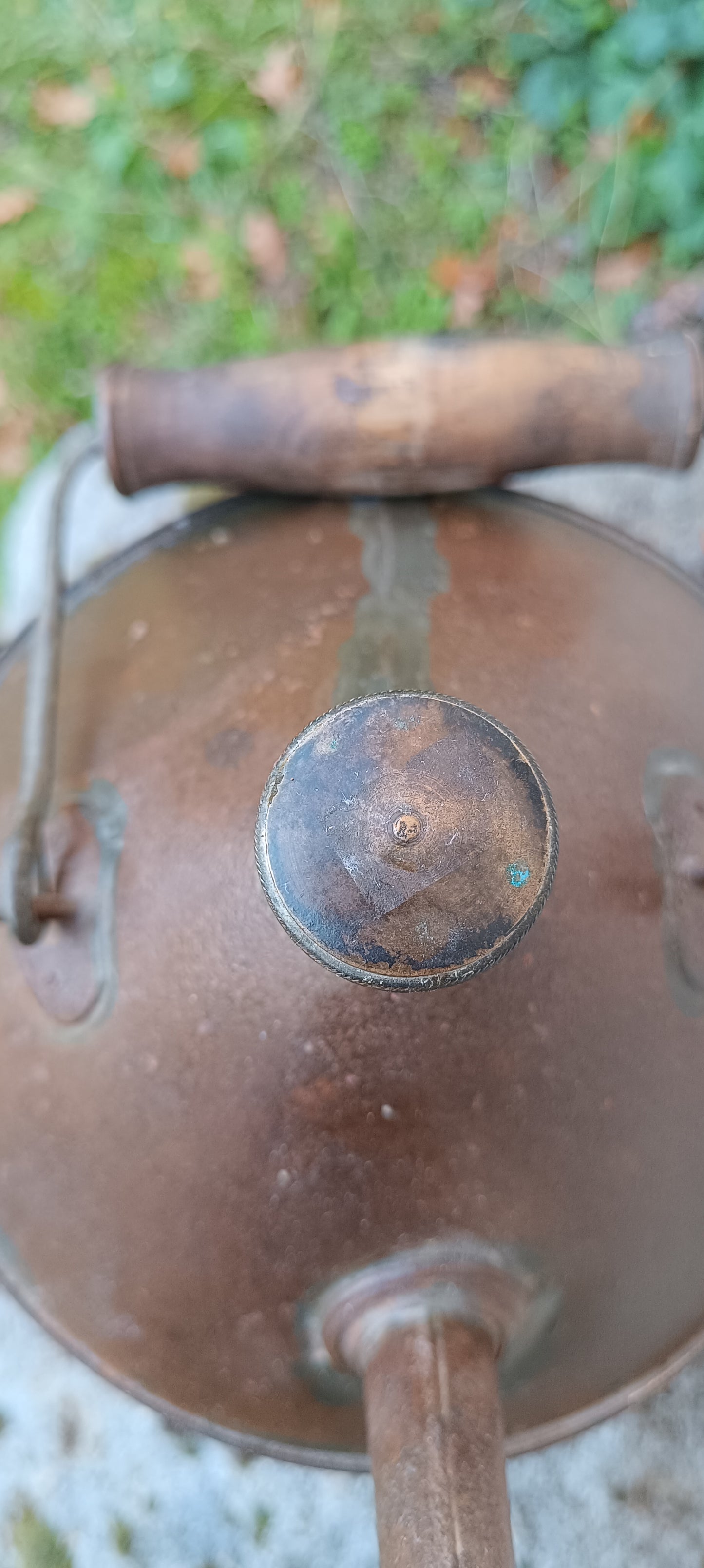 Ancien bidon d'huile ou de pétrole.