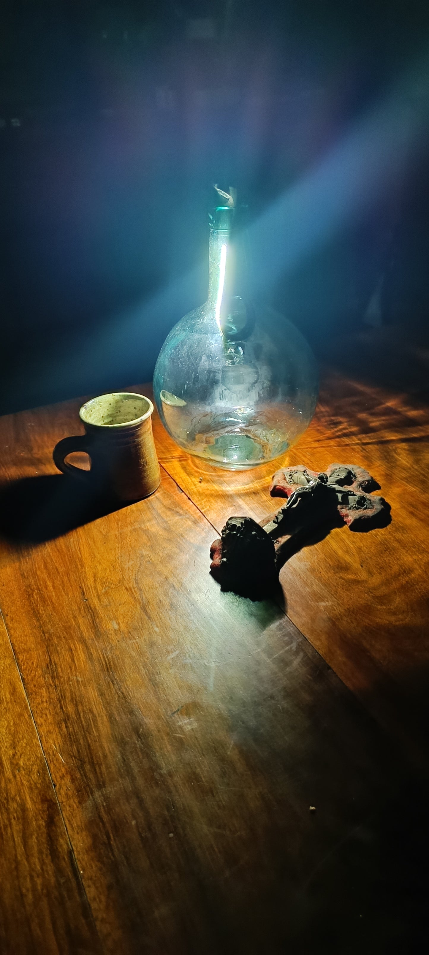 Vase Dame-Jeanne, bonbonne en verre avec des reflets vert bleutés.