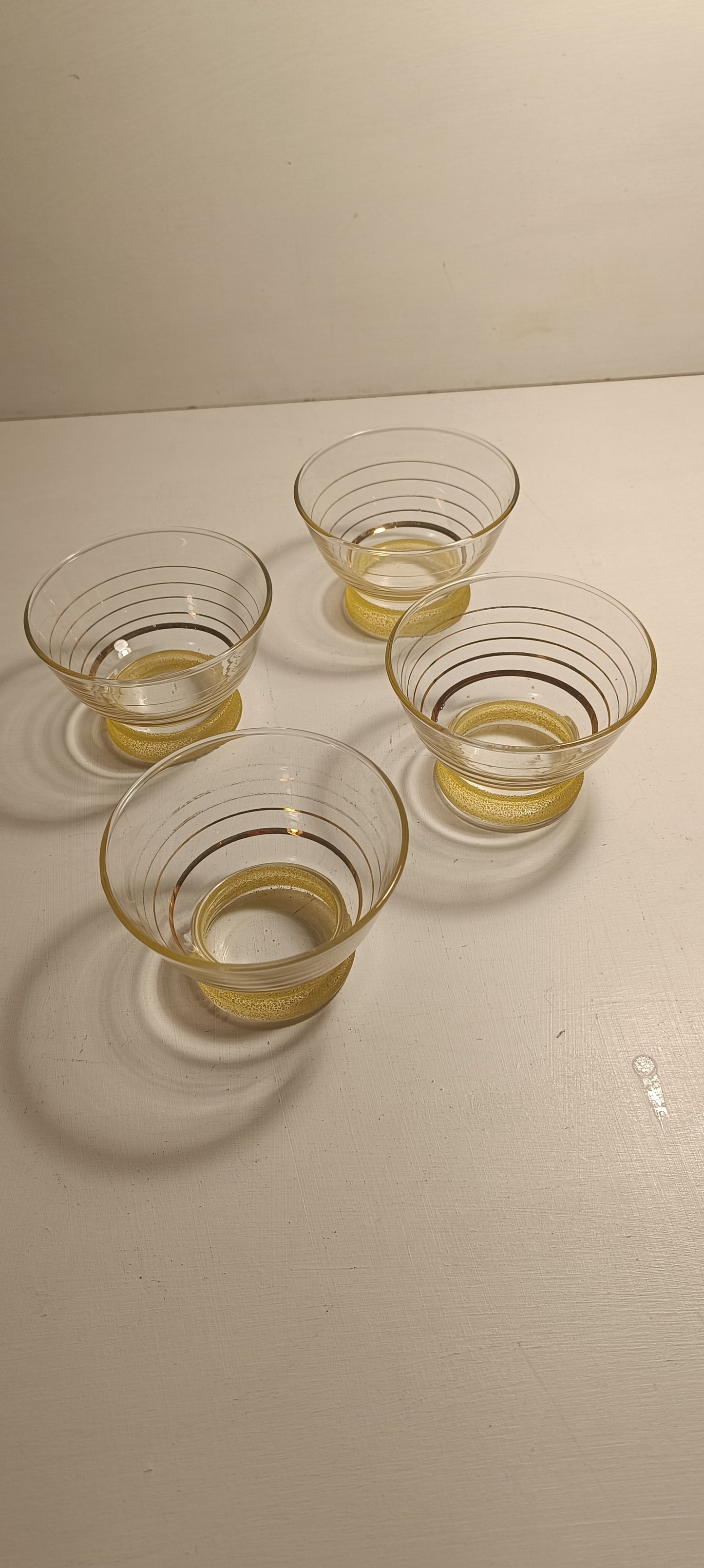 Coupes en verre, pieds granités jaunes et cerclages dorés, années 50.